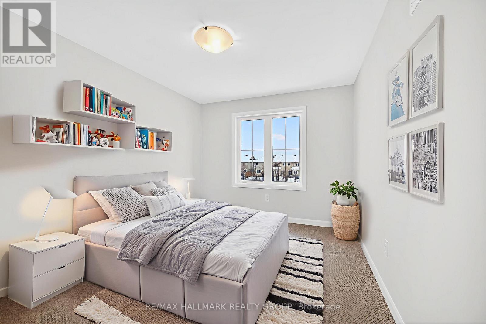 887 Eileen Vollick Crescent