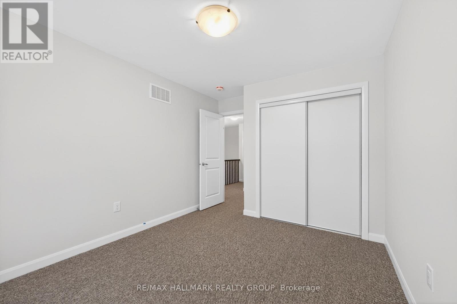 887 Eileen Vollick Crescent