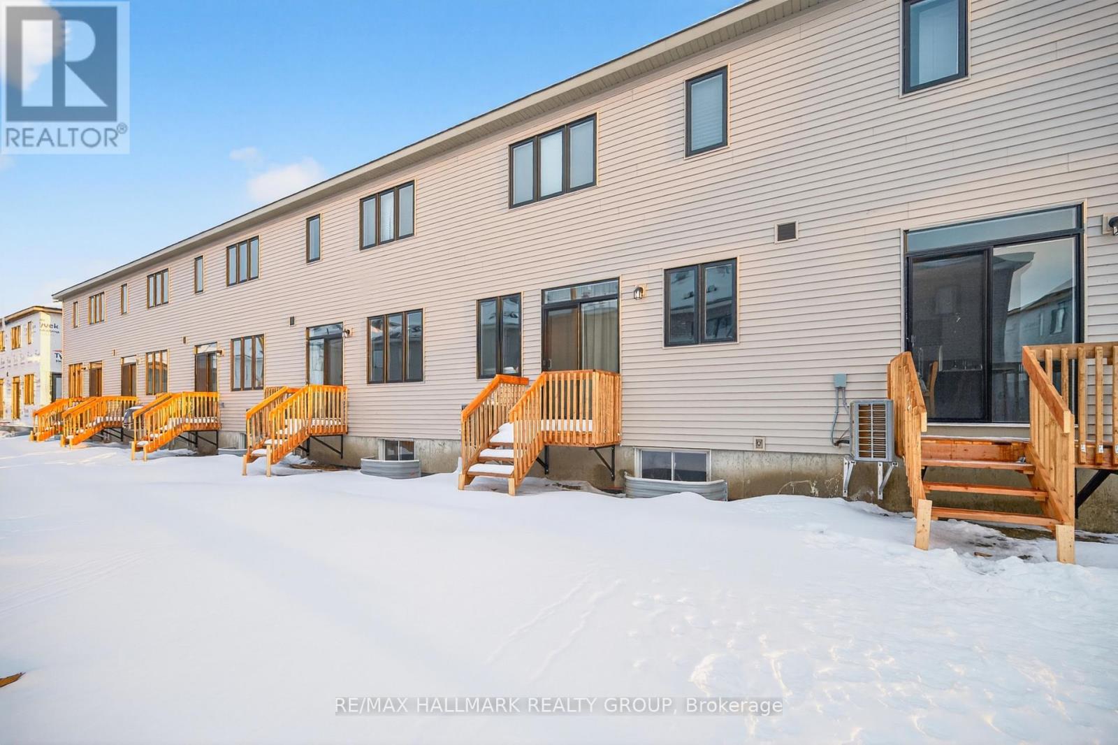 887 Eileen Vollick Crescent