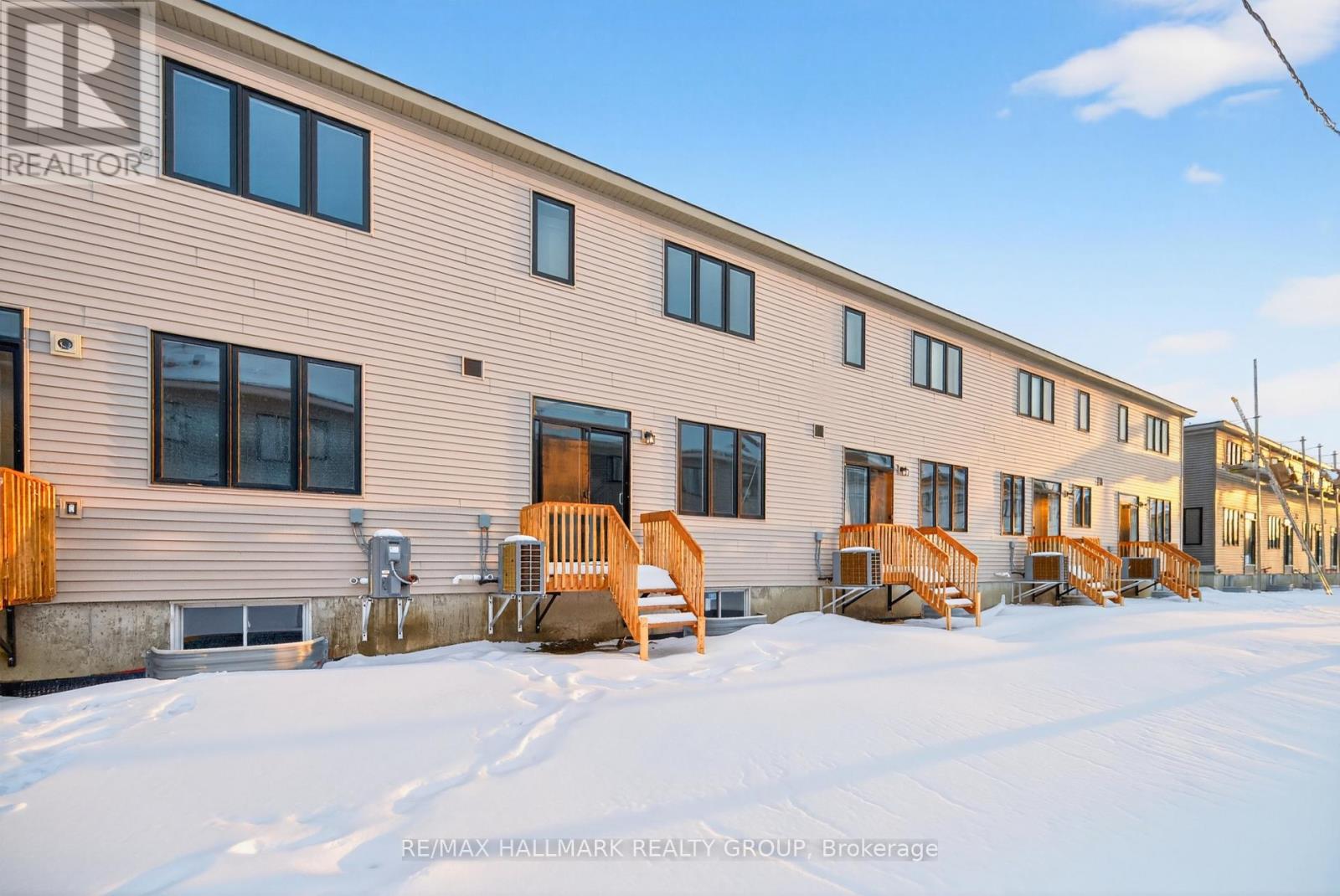 887 Eileen Vollick Crescent