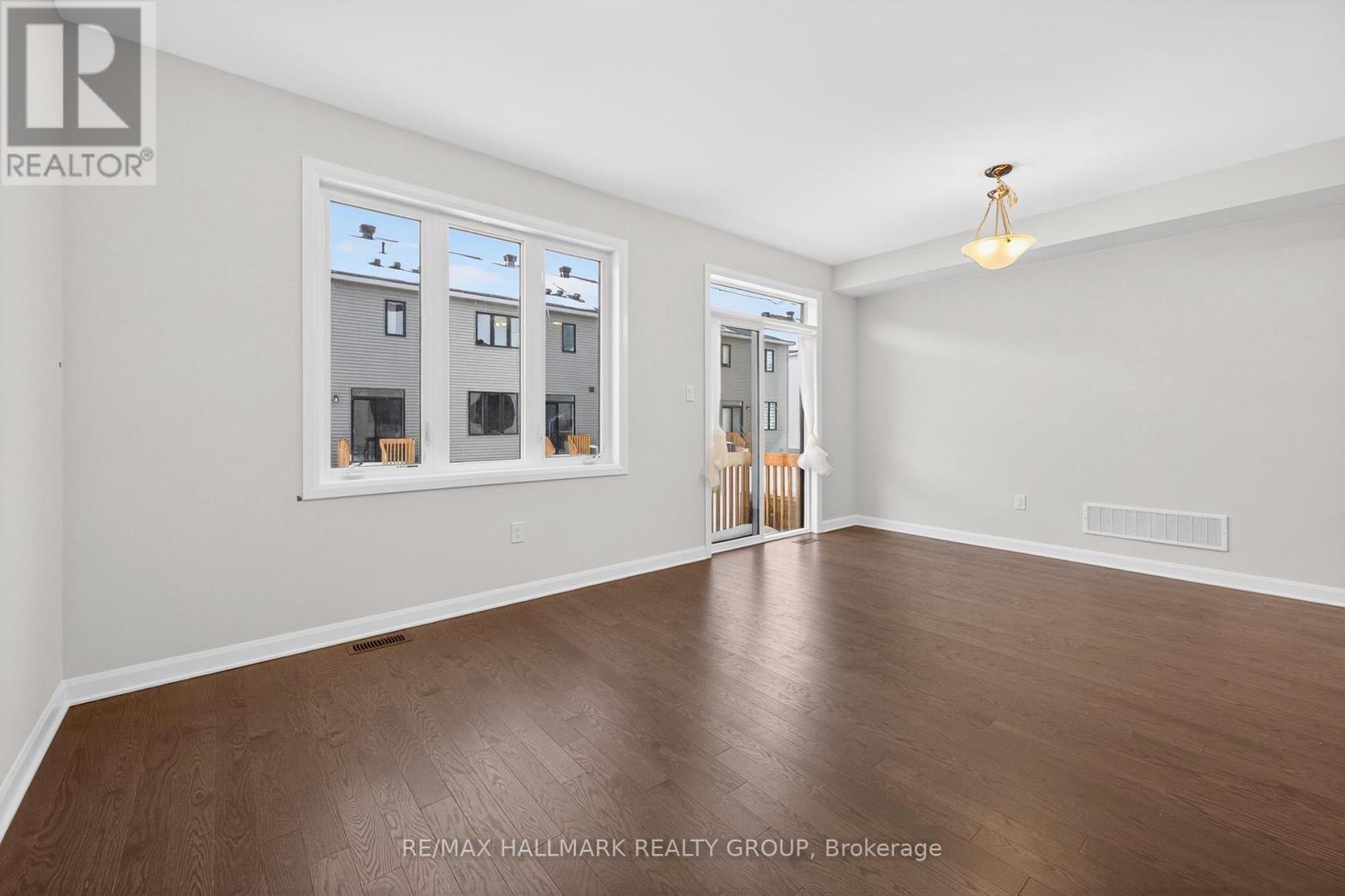 887 Eileen Vollick Crescent