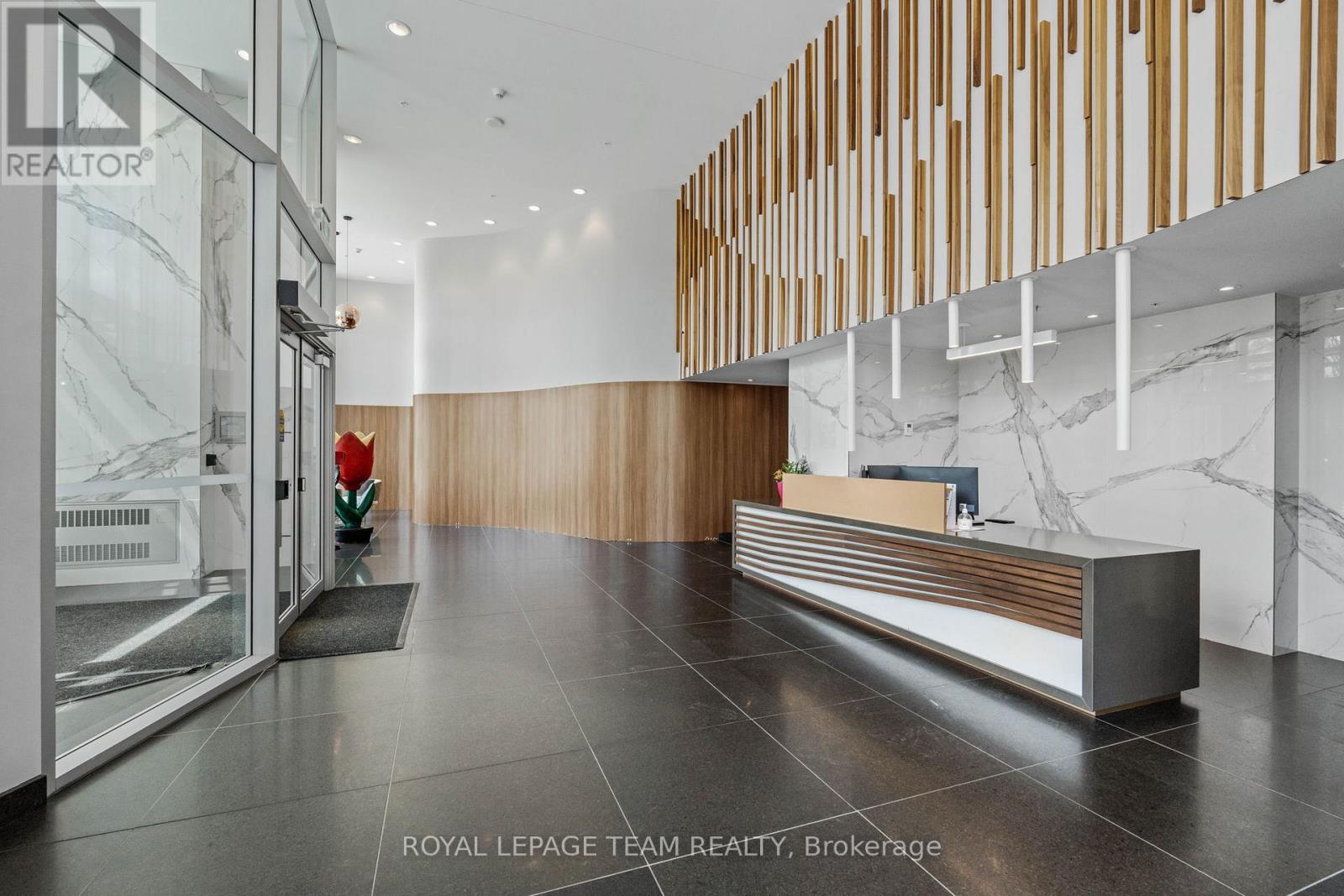 906 - 805 Carling Avenue