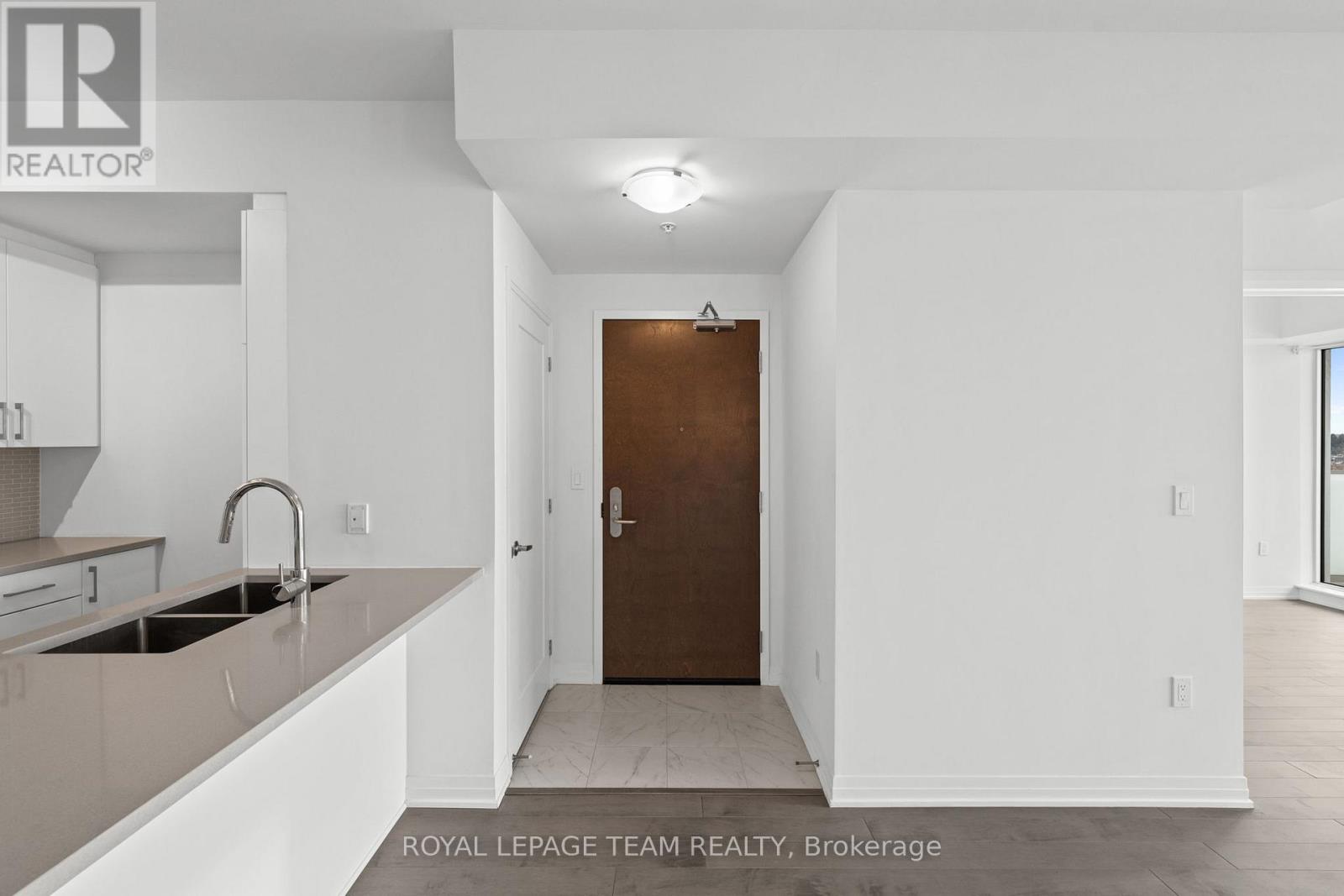 906 - 805 Carling Avenue