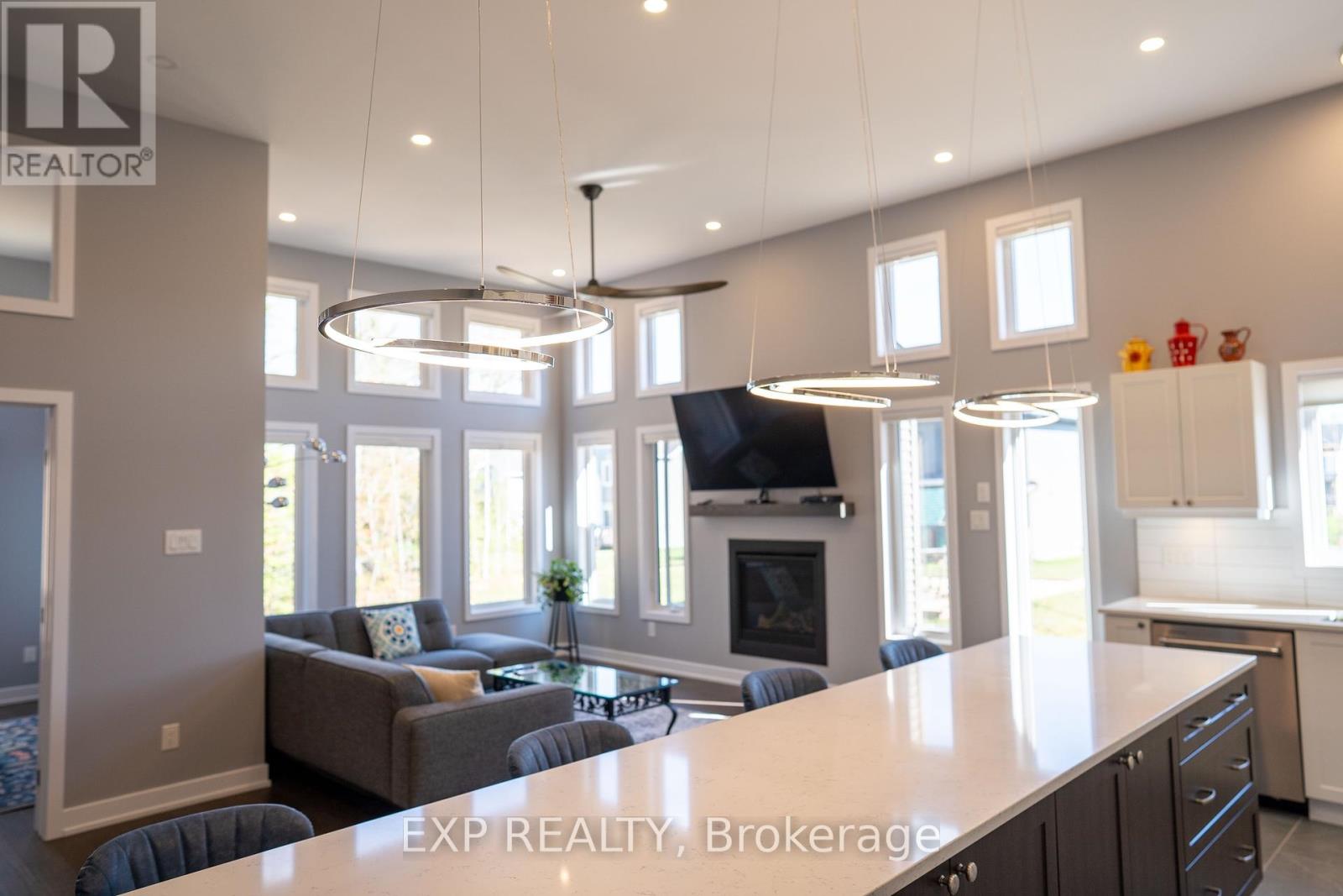 111 Frank Fisher Crescent