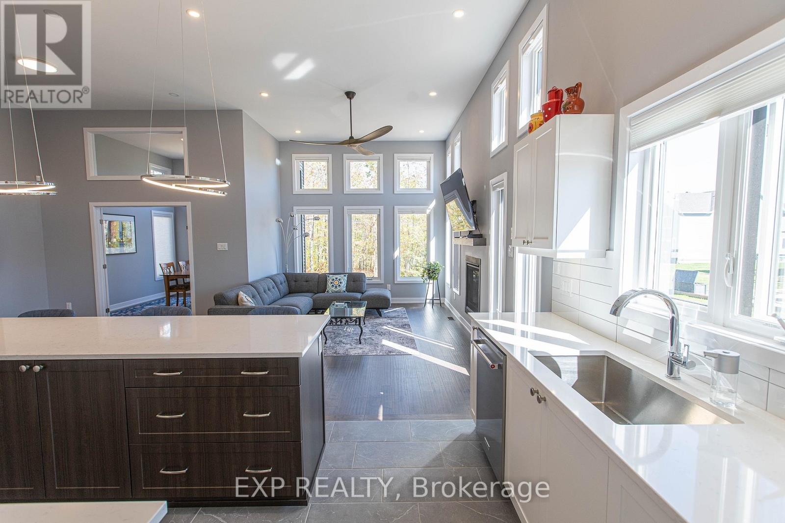 111 Frank Fisher Crescent