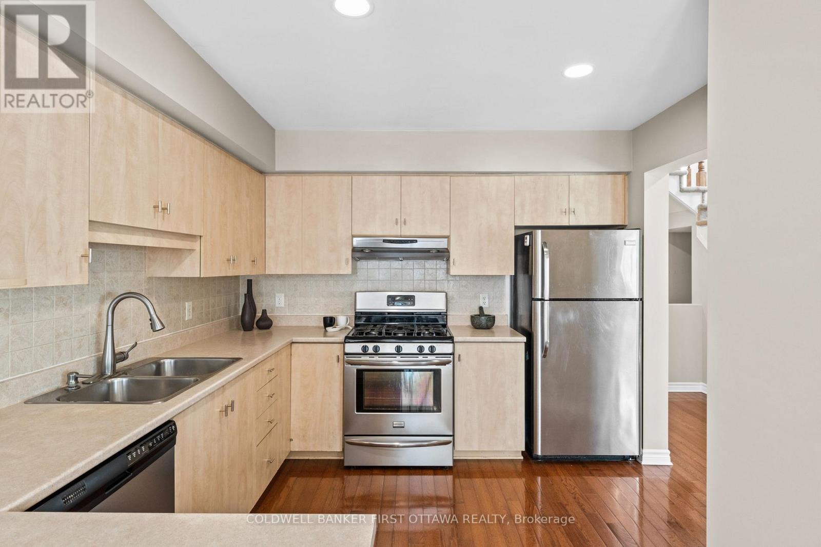 20 Fieldberry Private