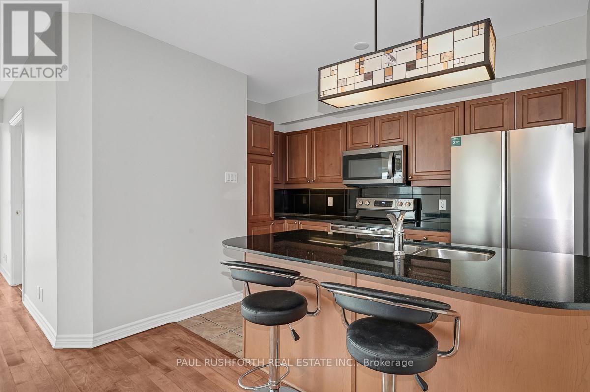 2001 - 445 Laurier Avenue W