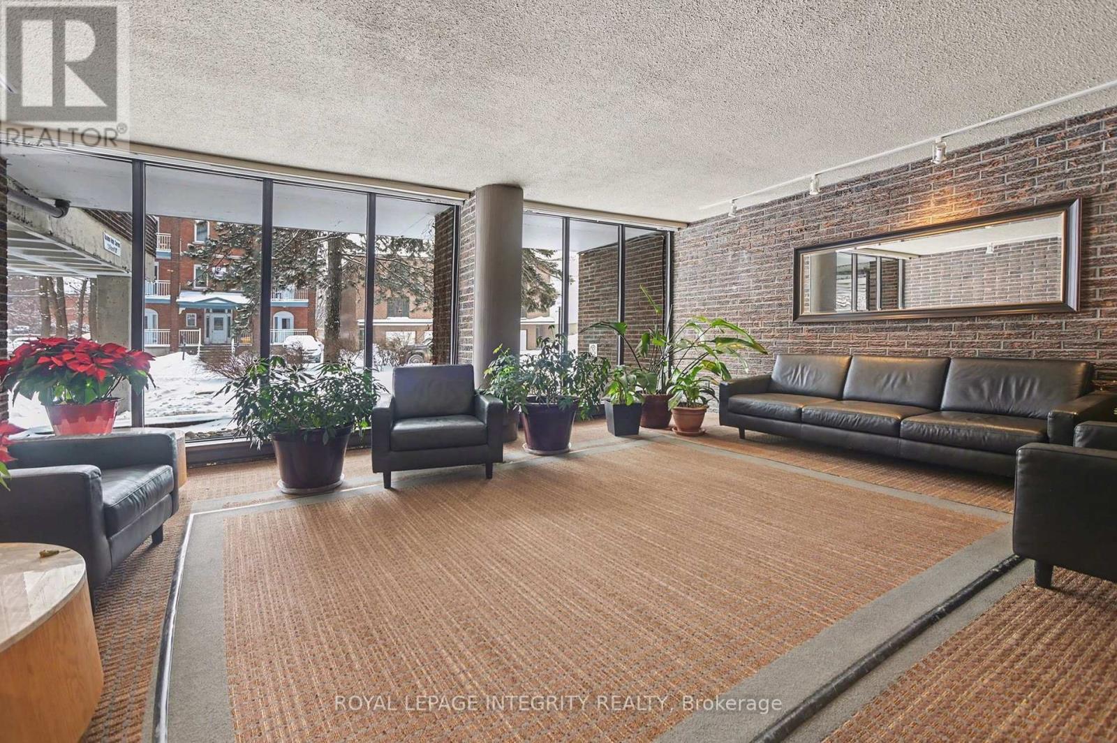 304 - 71 Somerset Street W