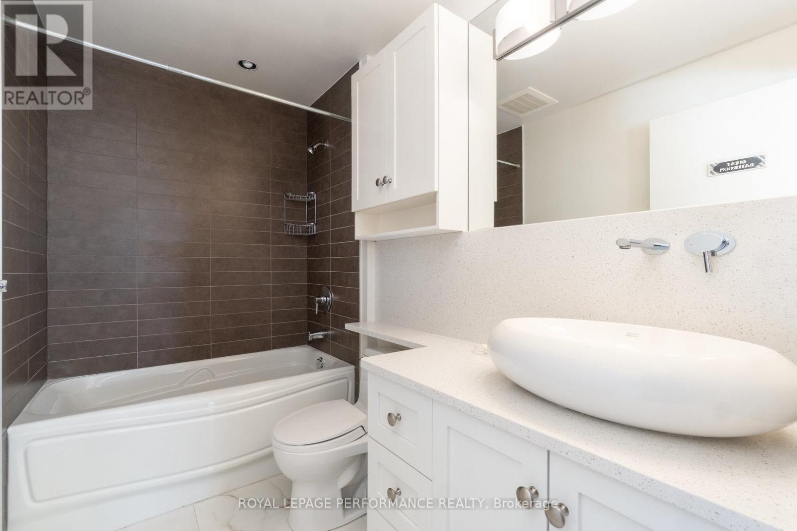 703 - 245 Kent Street