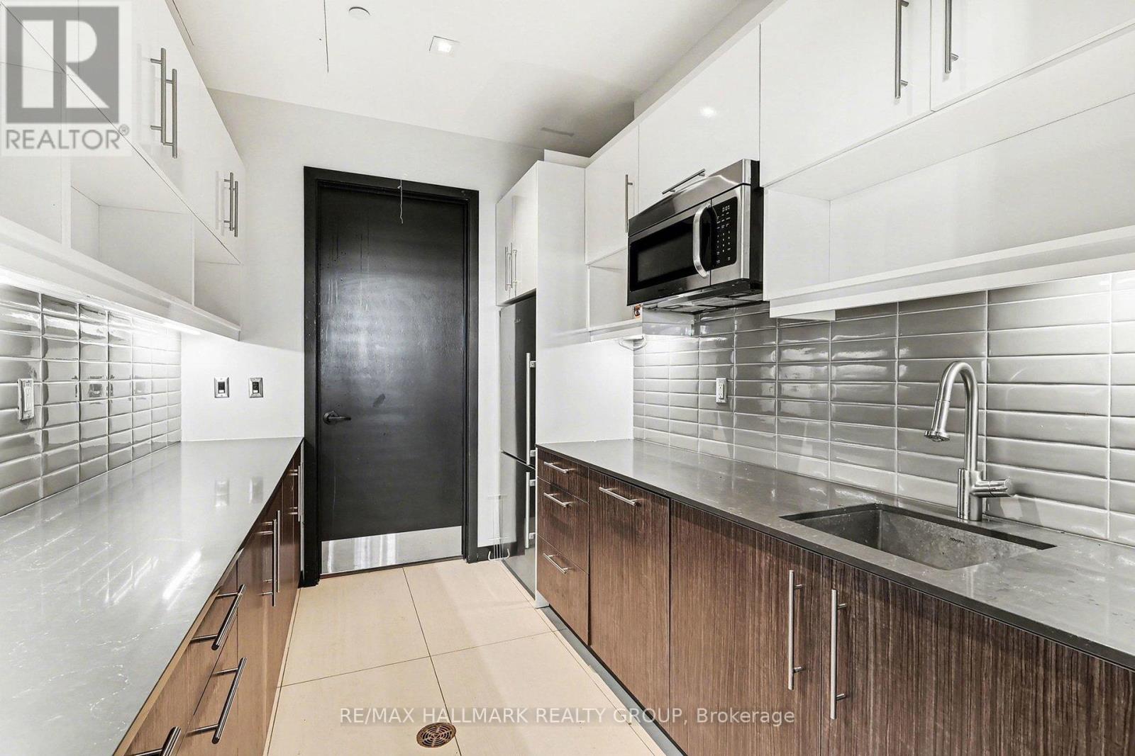 1412 - 255 Bay Street N