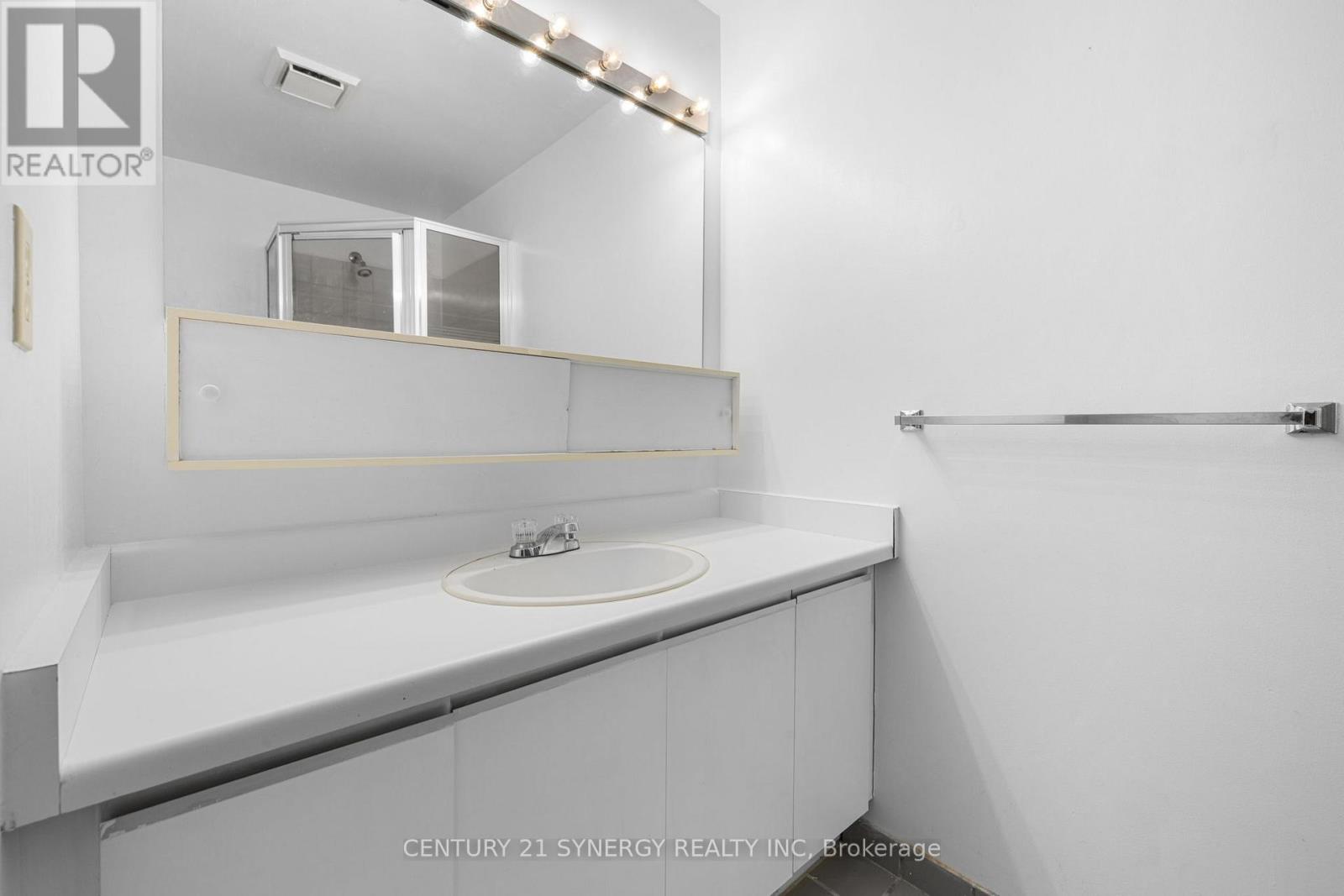 815 - 960 Teron Road