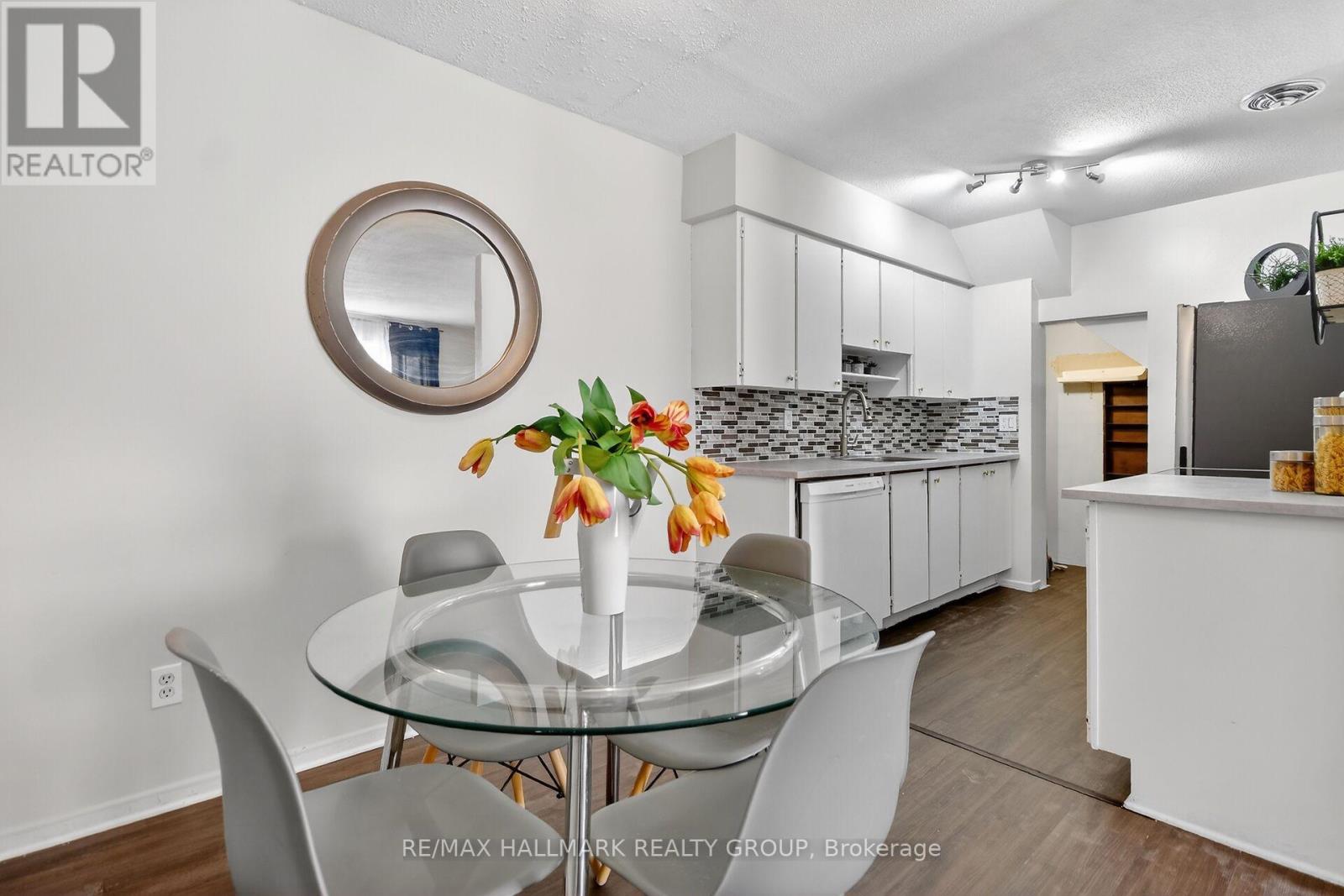 15 - 2640 Draper Avenue