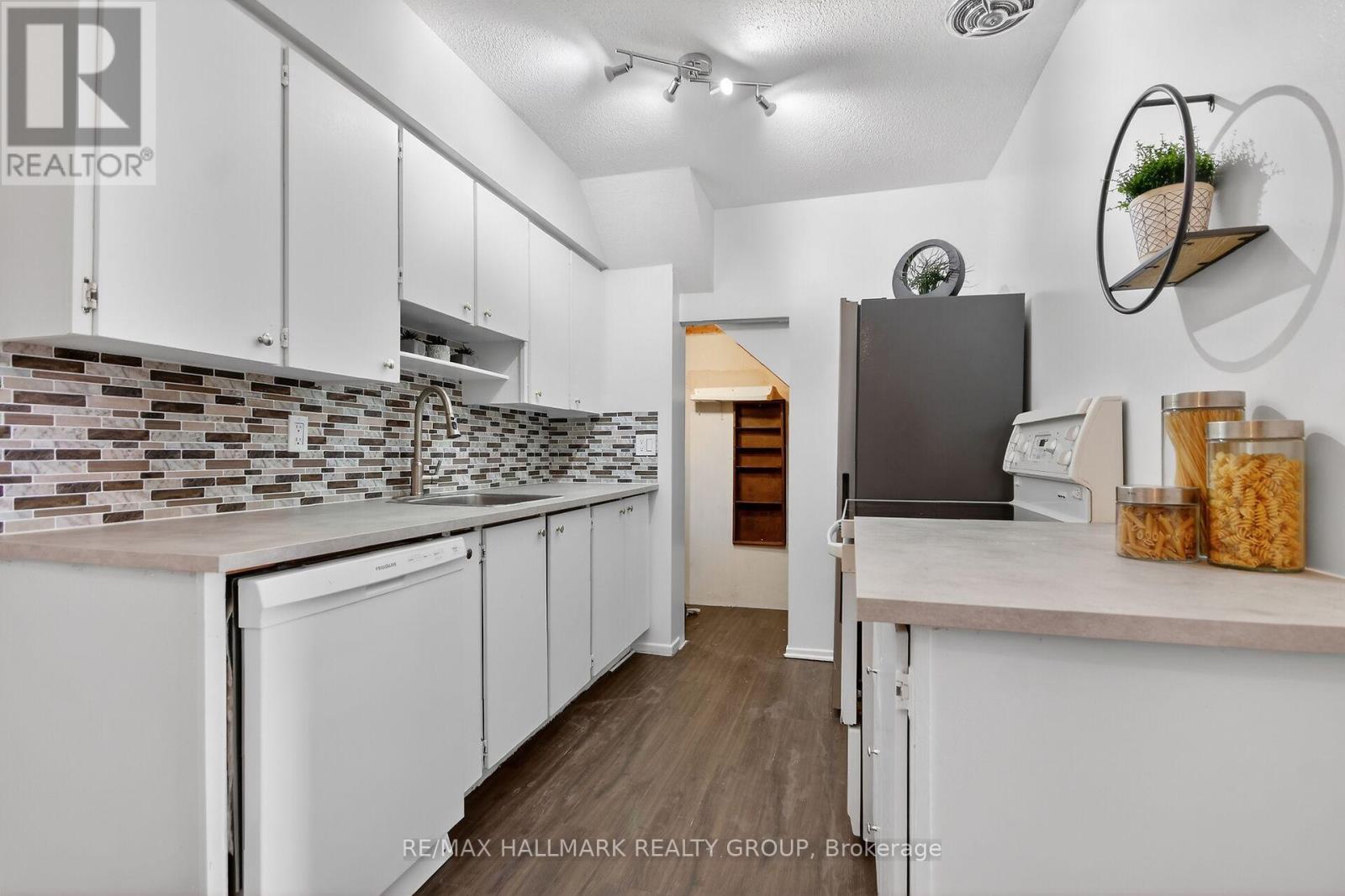 15 - 2640 Draper Avenue