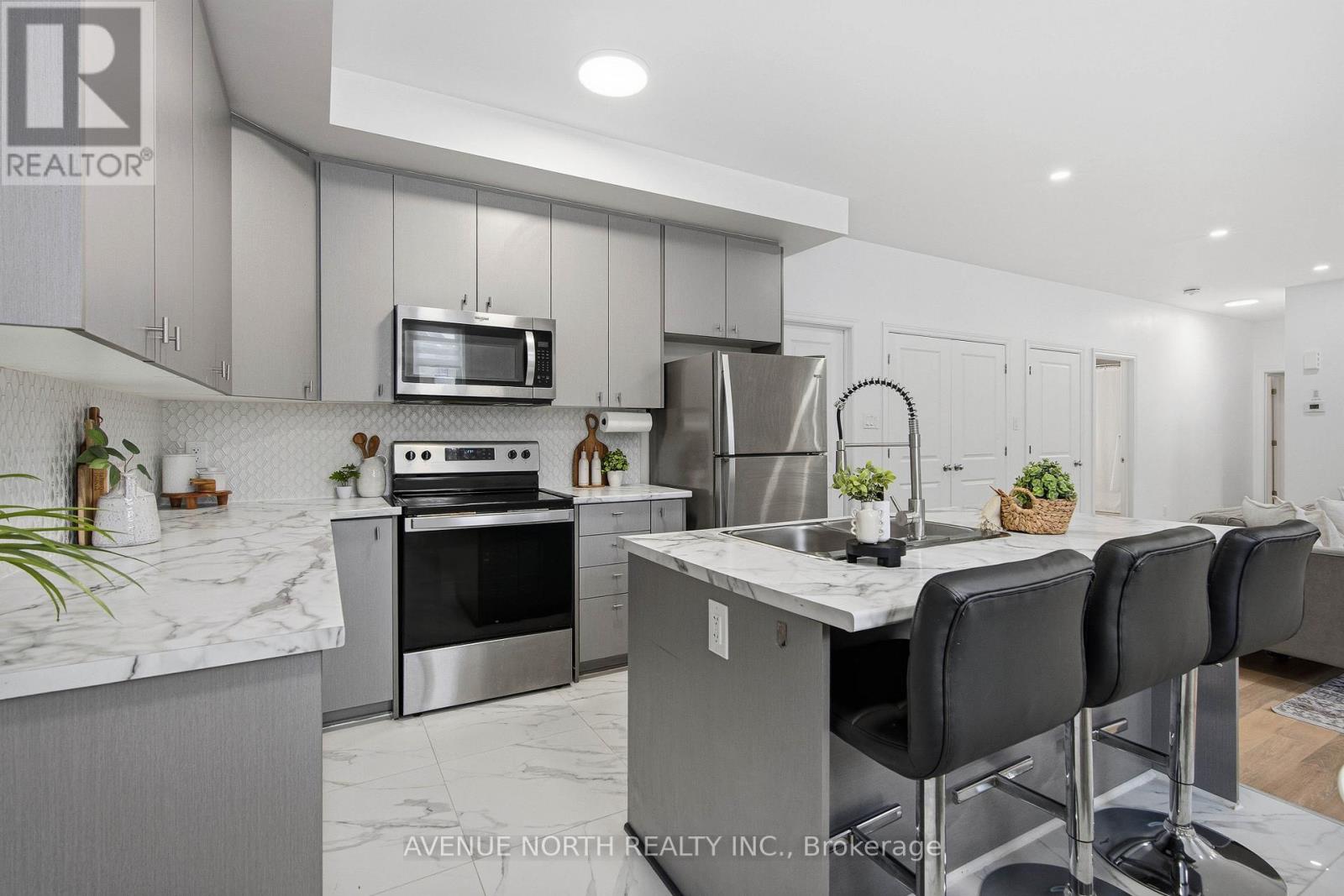 Unit J - 725 Dearborn Private