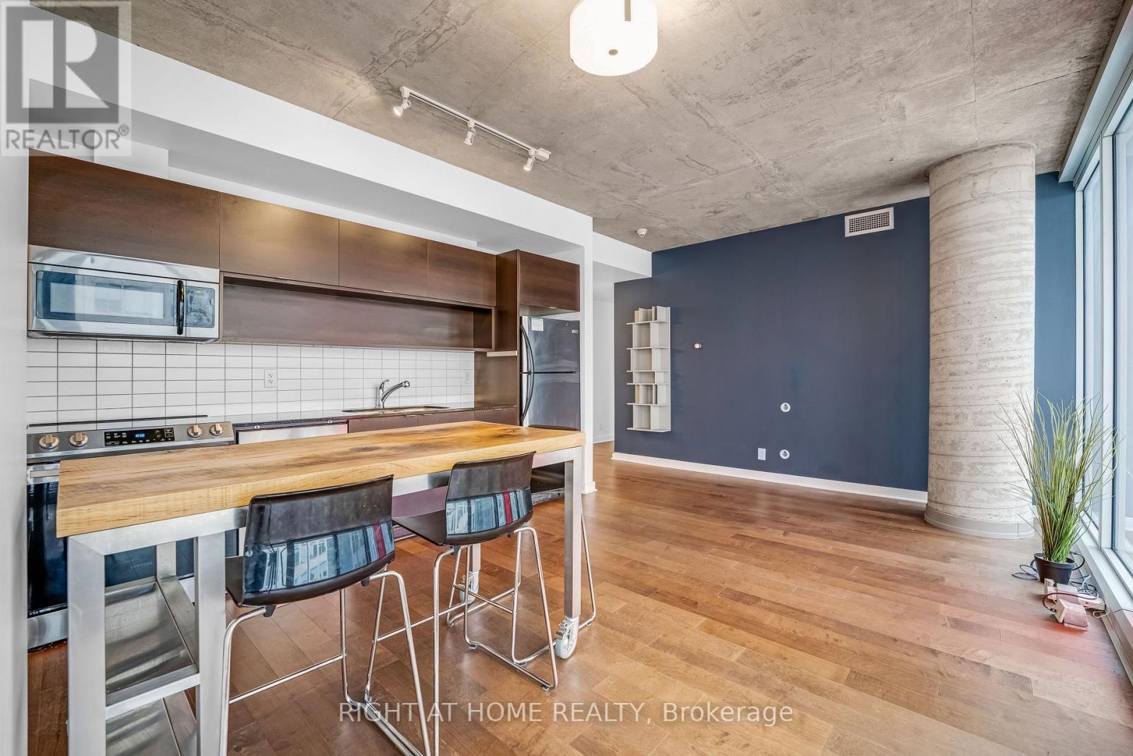 2010 - 324 Laurier Avenue W