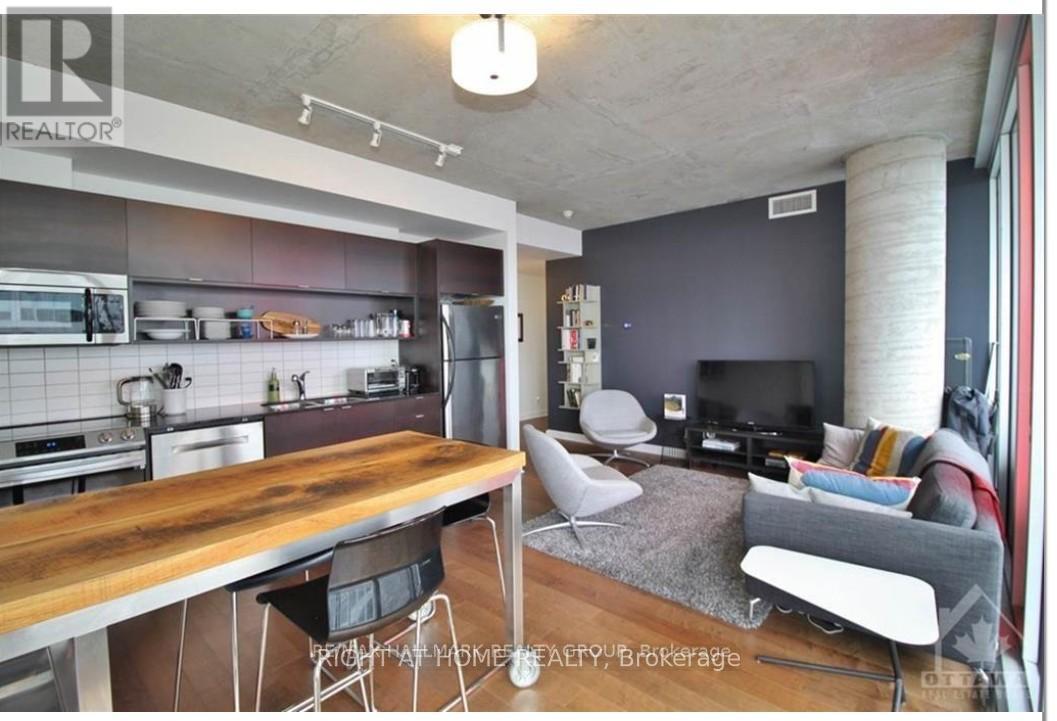 2010 - 324 Laurier Avenue W