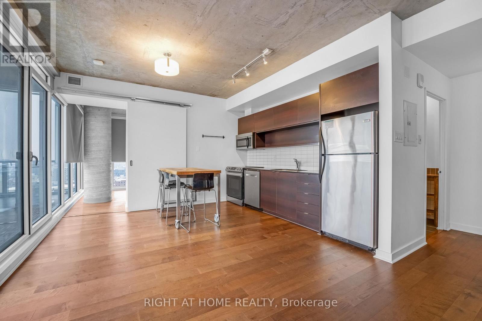 2010 - 324 Laurier Avenue W