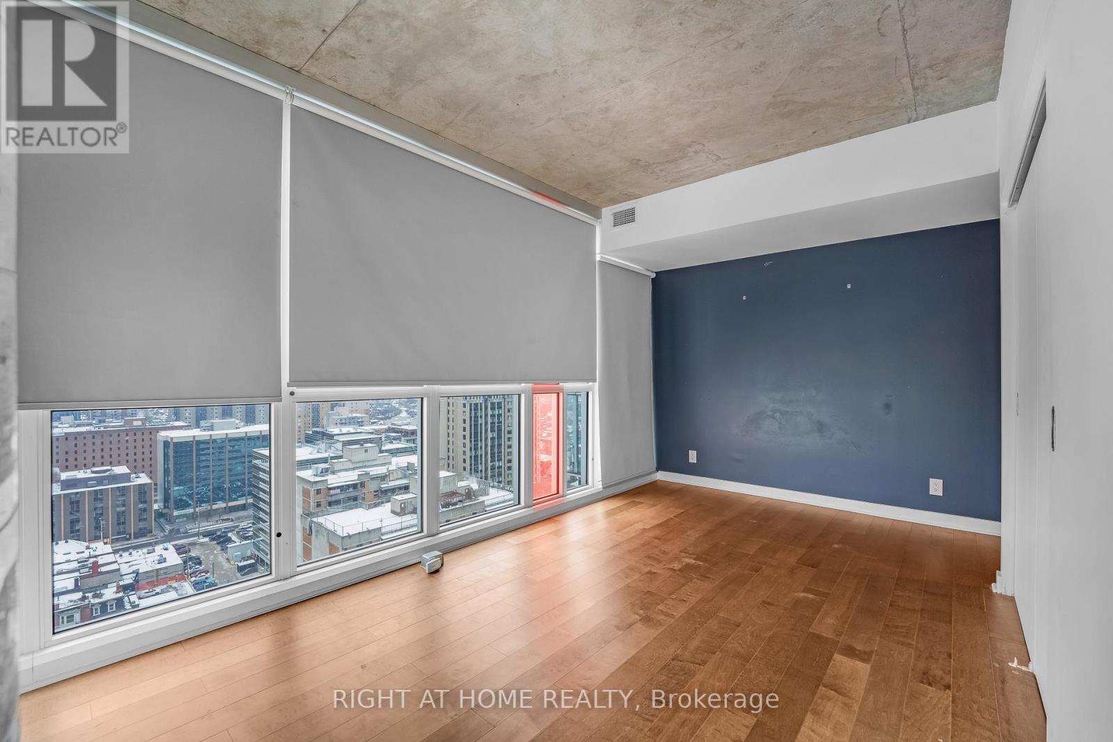 2010 - 324 Laurier Avenue W