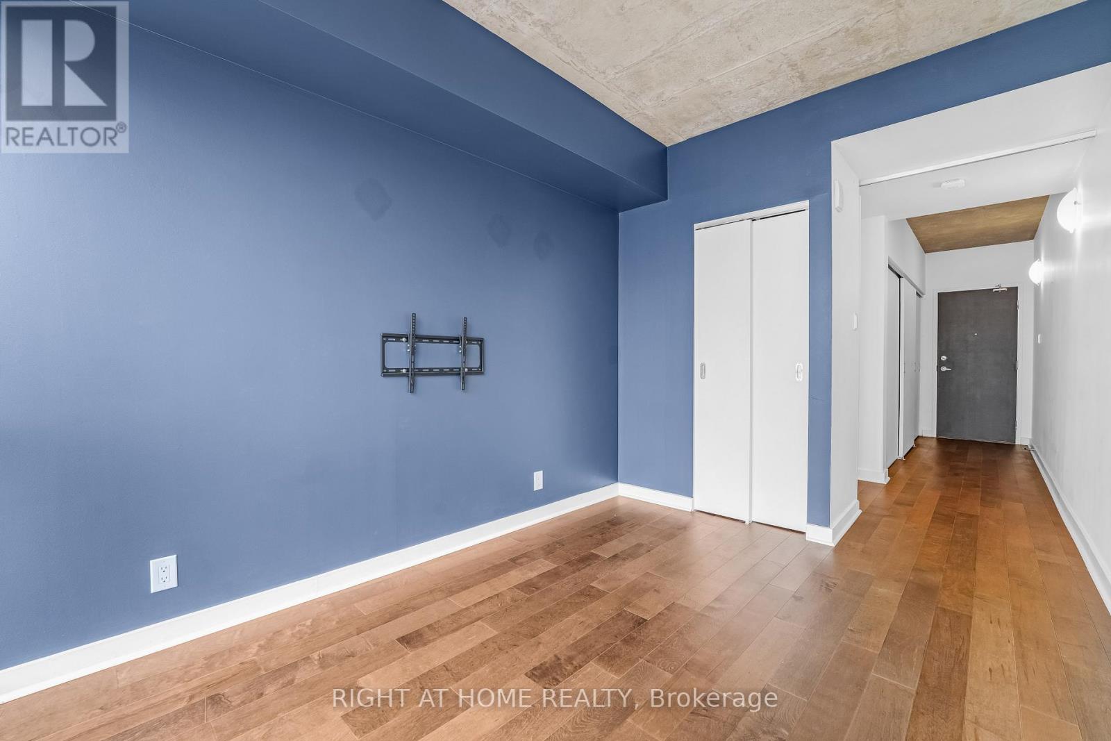 2010 - 324 Laurier Avenue W