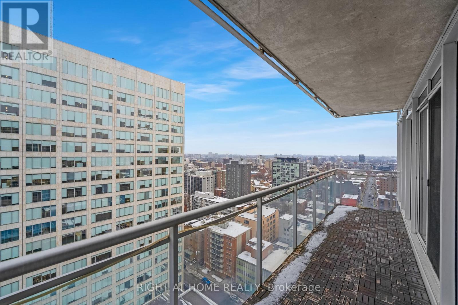 2010 - 324 Laurier Avenue W