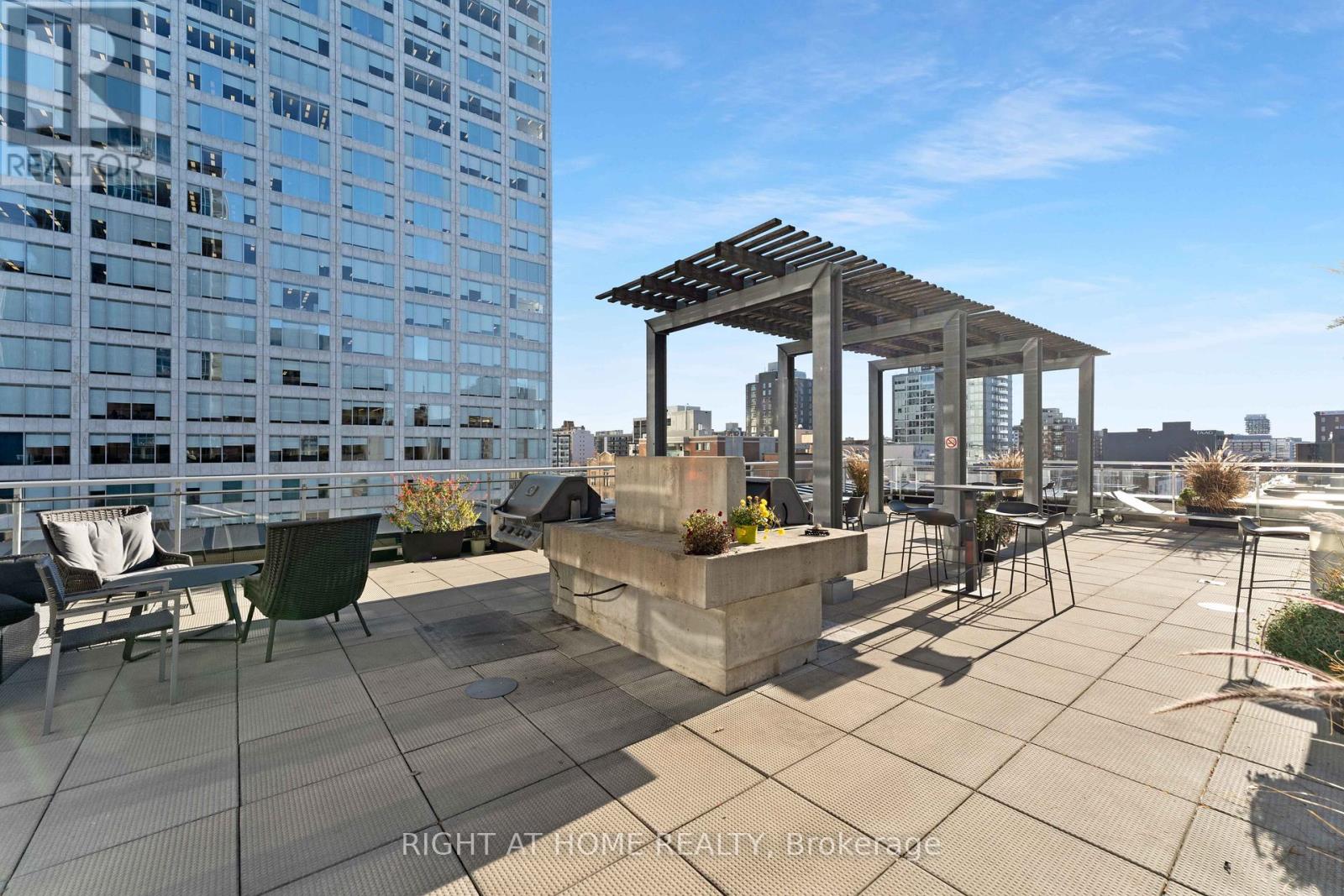 2010 - 324 Laurier Avenue W