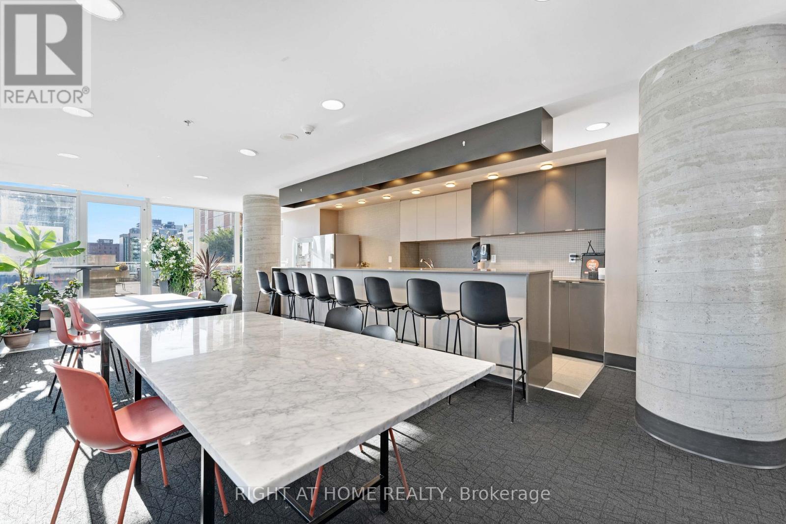 2010 - 324 Laurier Avenue W