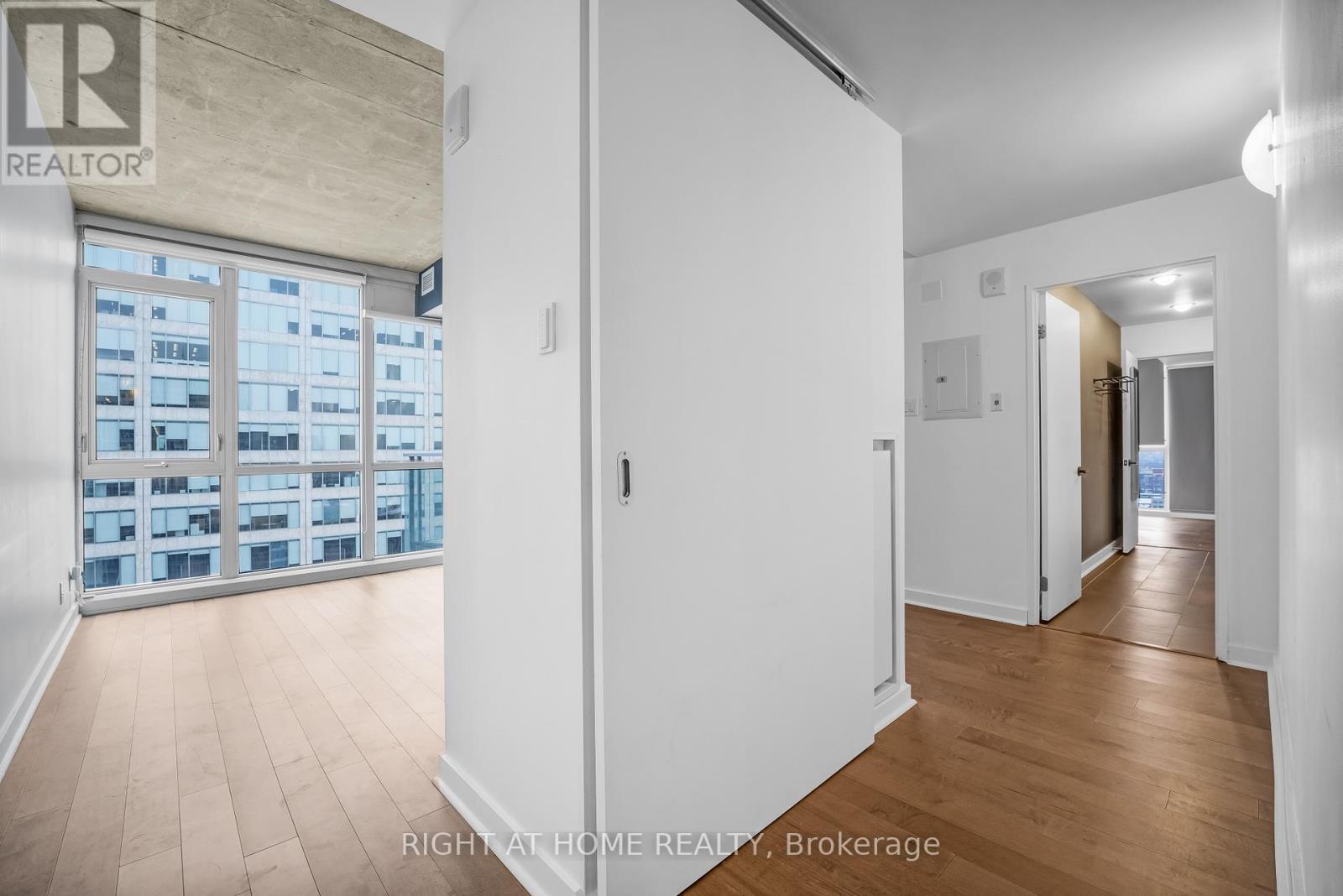 2010 - 324 Laurier Avenue W