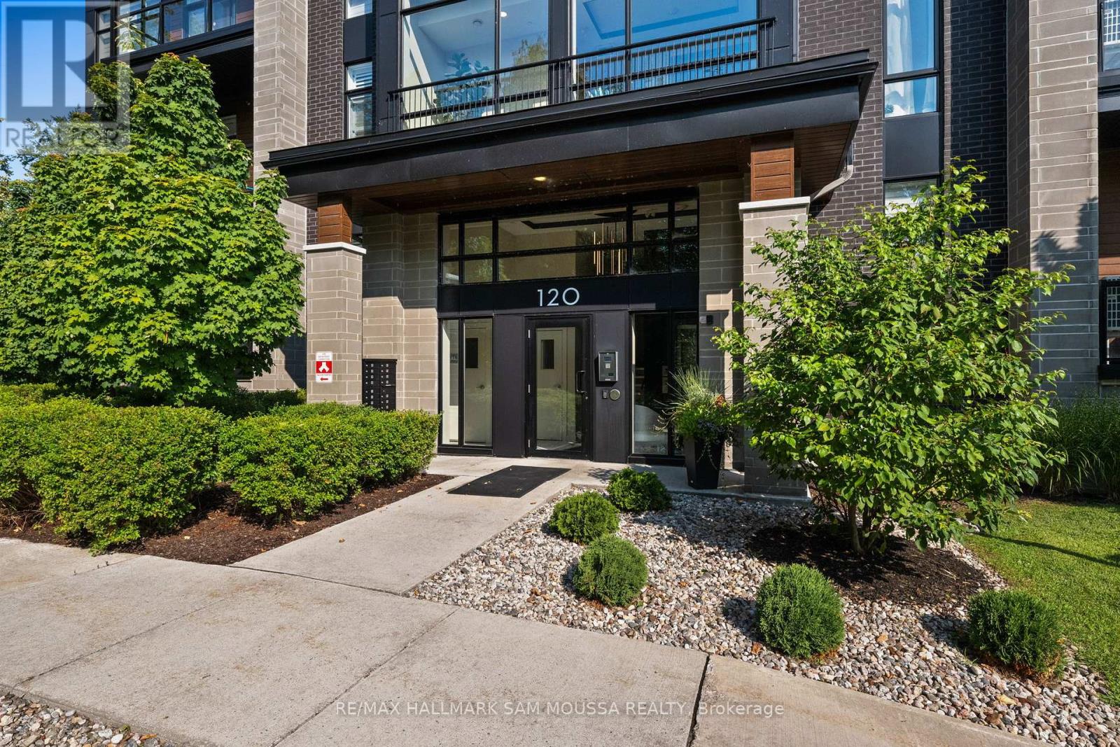 101 - 120 Cortile Private