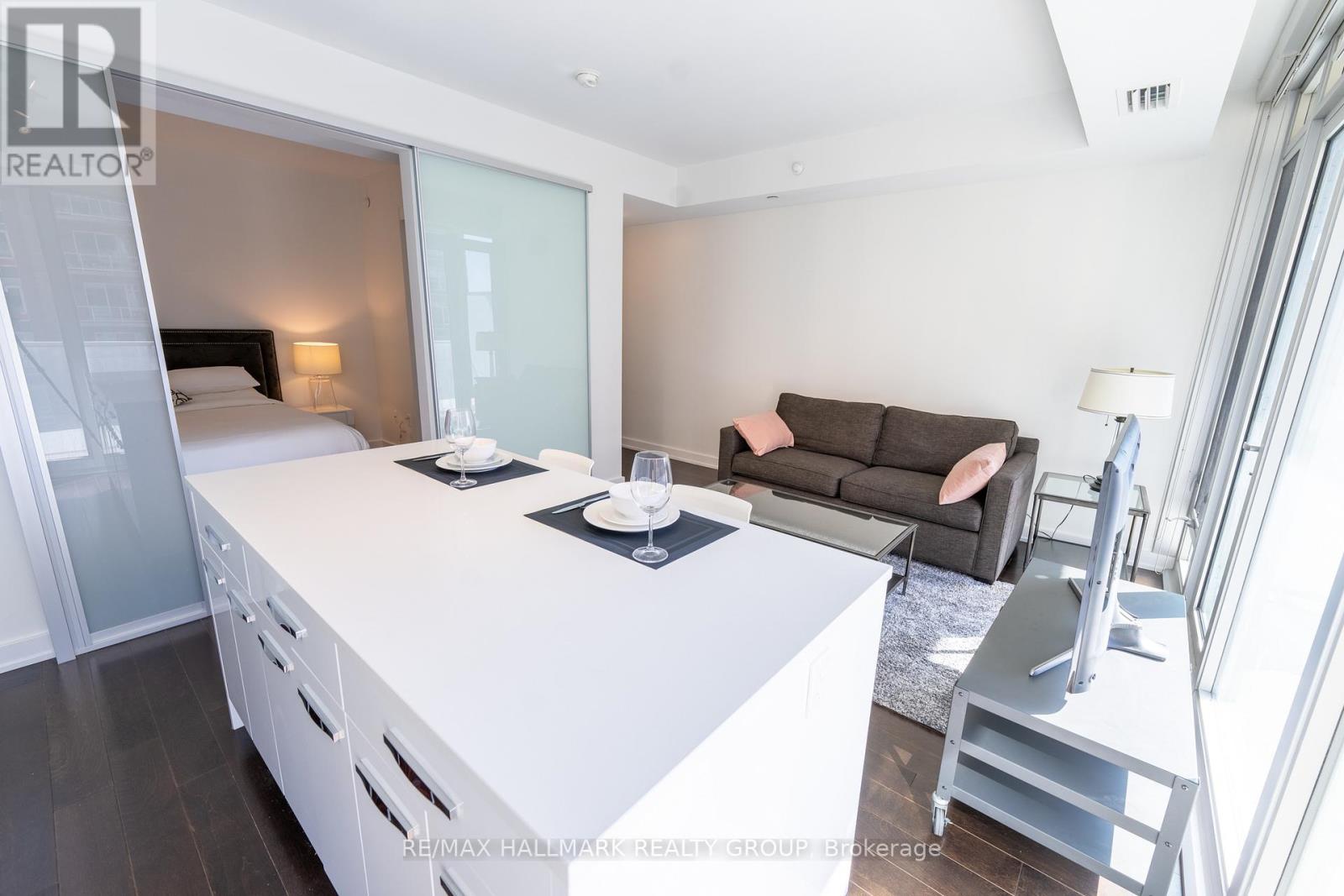 502 - 111 Champagne Avenue