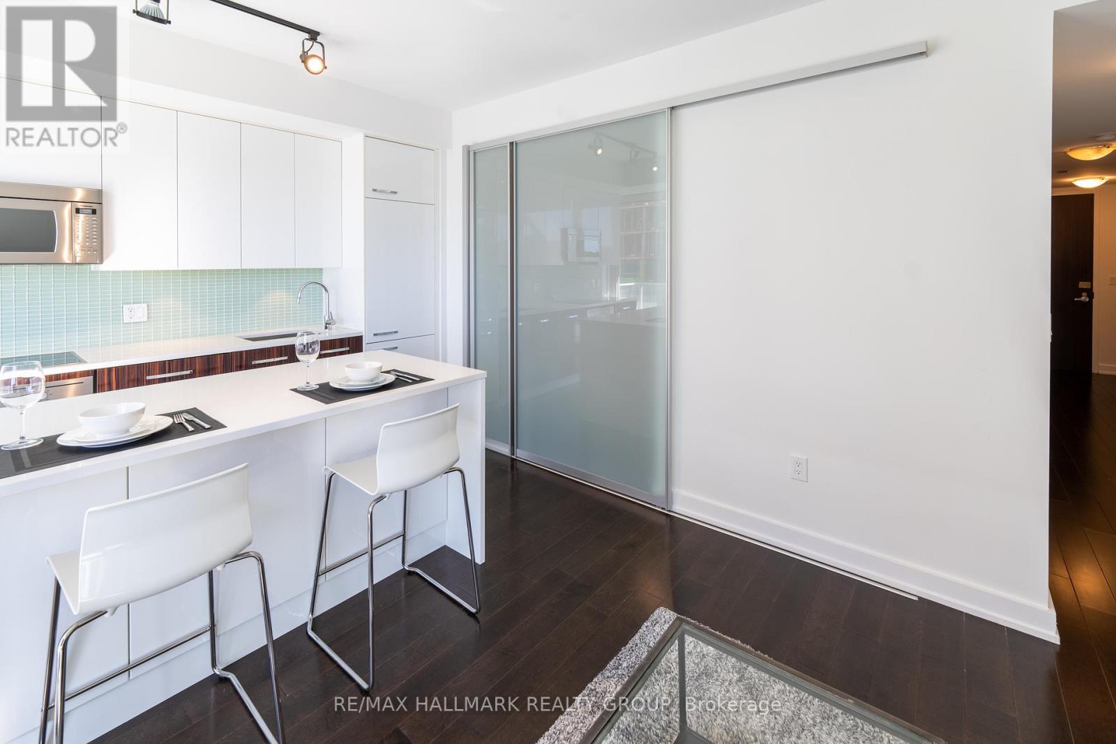 502 - 111 Champagne Avenue