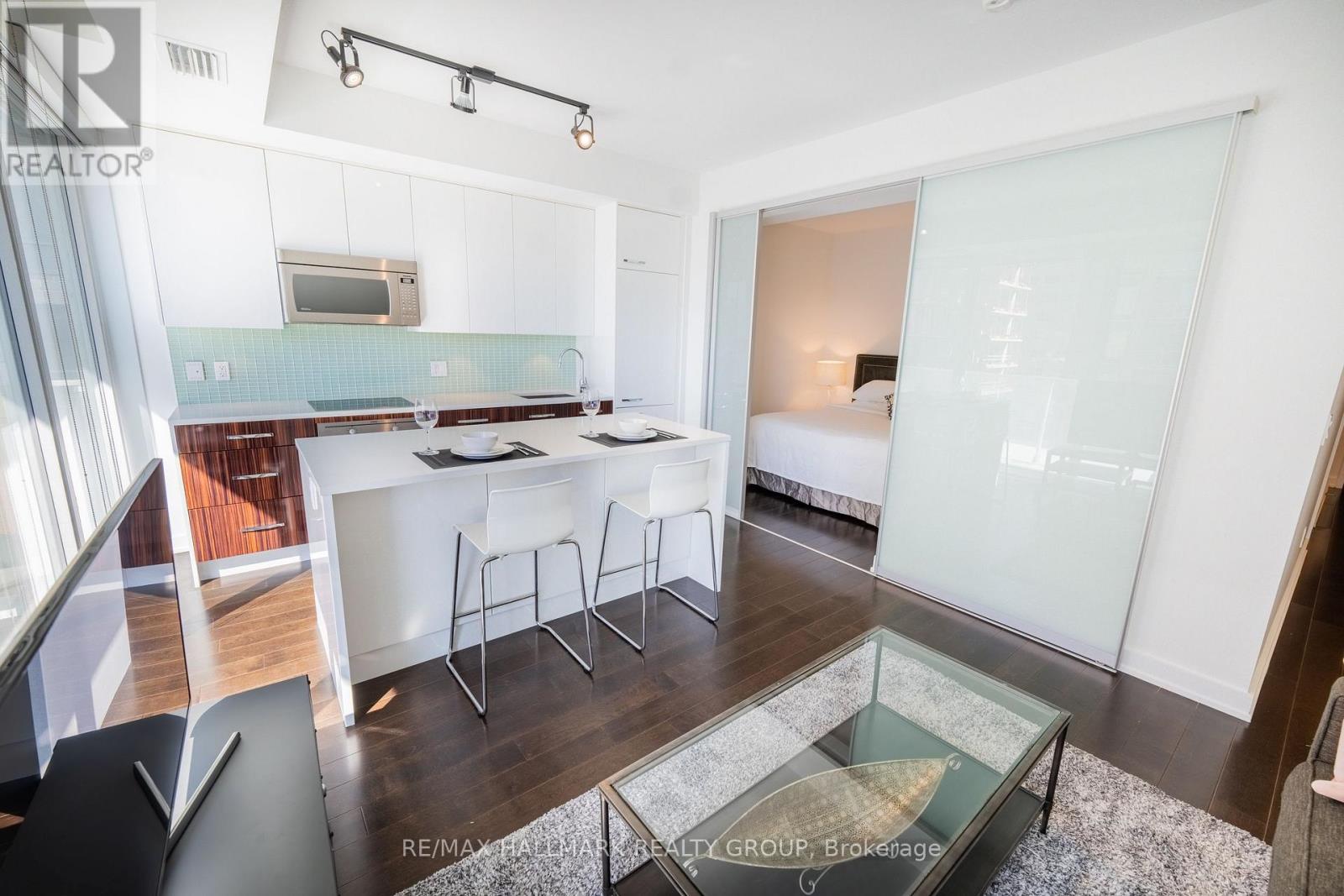 502 - 111 Champagne Avenue