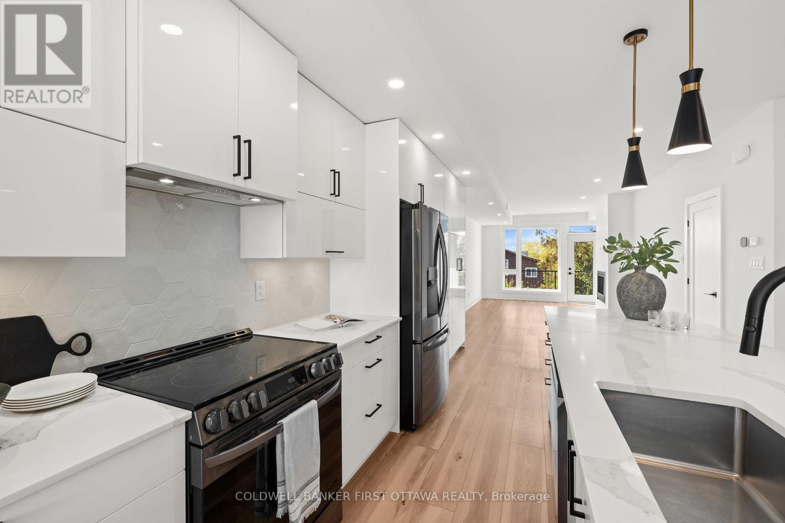 C - 238 Lebreton Street N