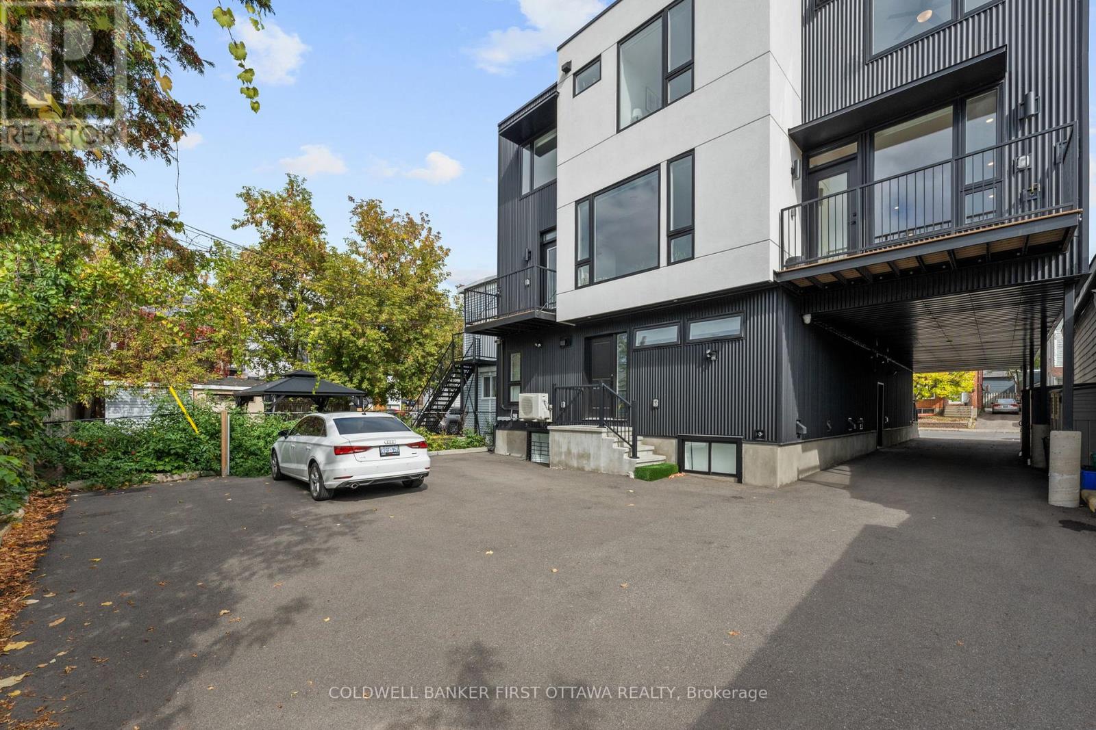 C - 238 Lebreton Street N