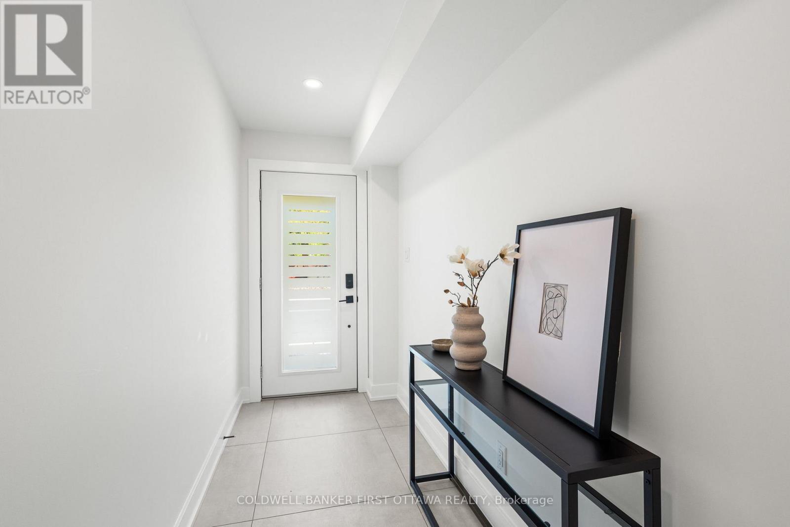 C - 238 Lebreton Street N