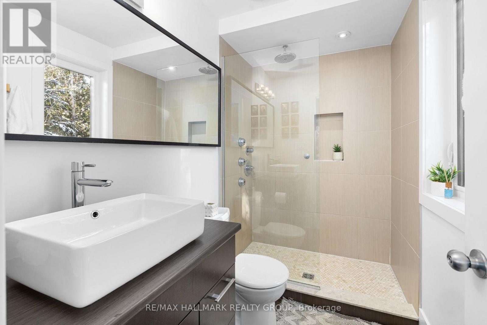 3311 Barlow Crescent