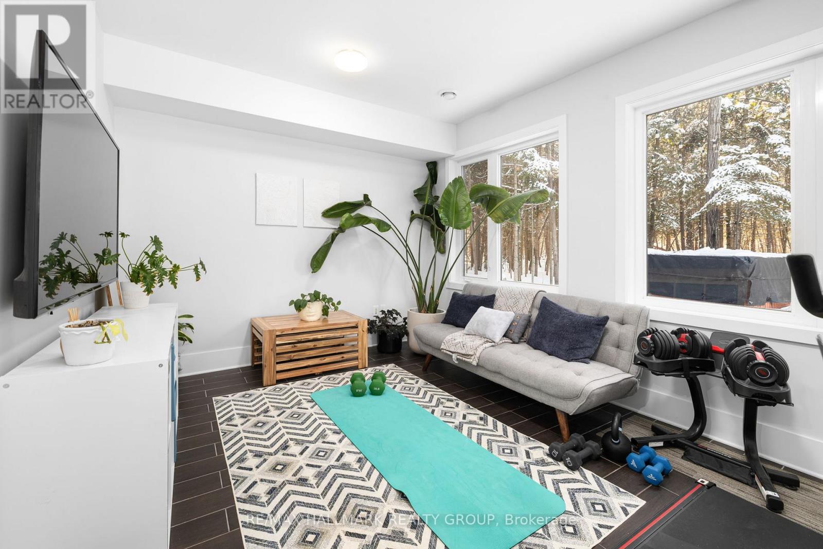 3311 Barlow Crescent