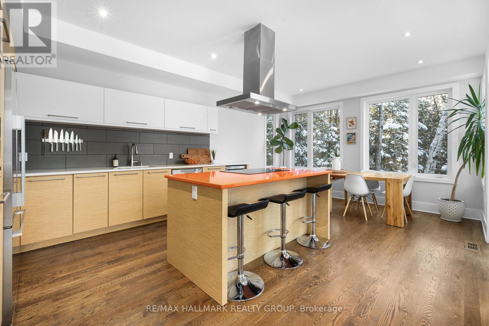 3311 Barlow Crescent