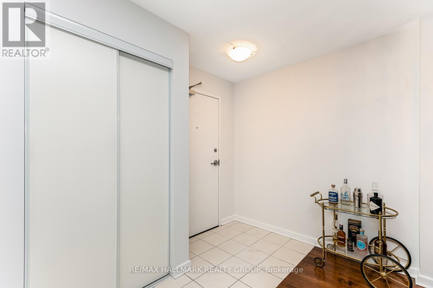 502 - 138 Somerset Street W