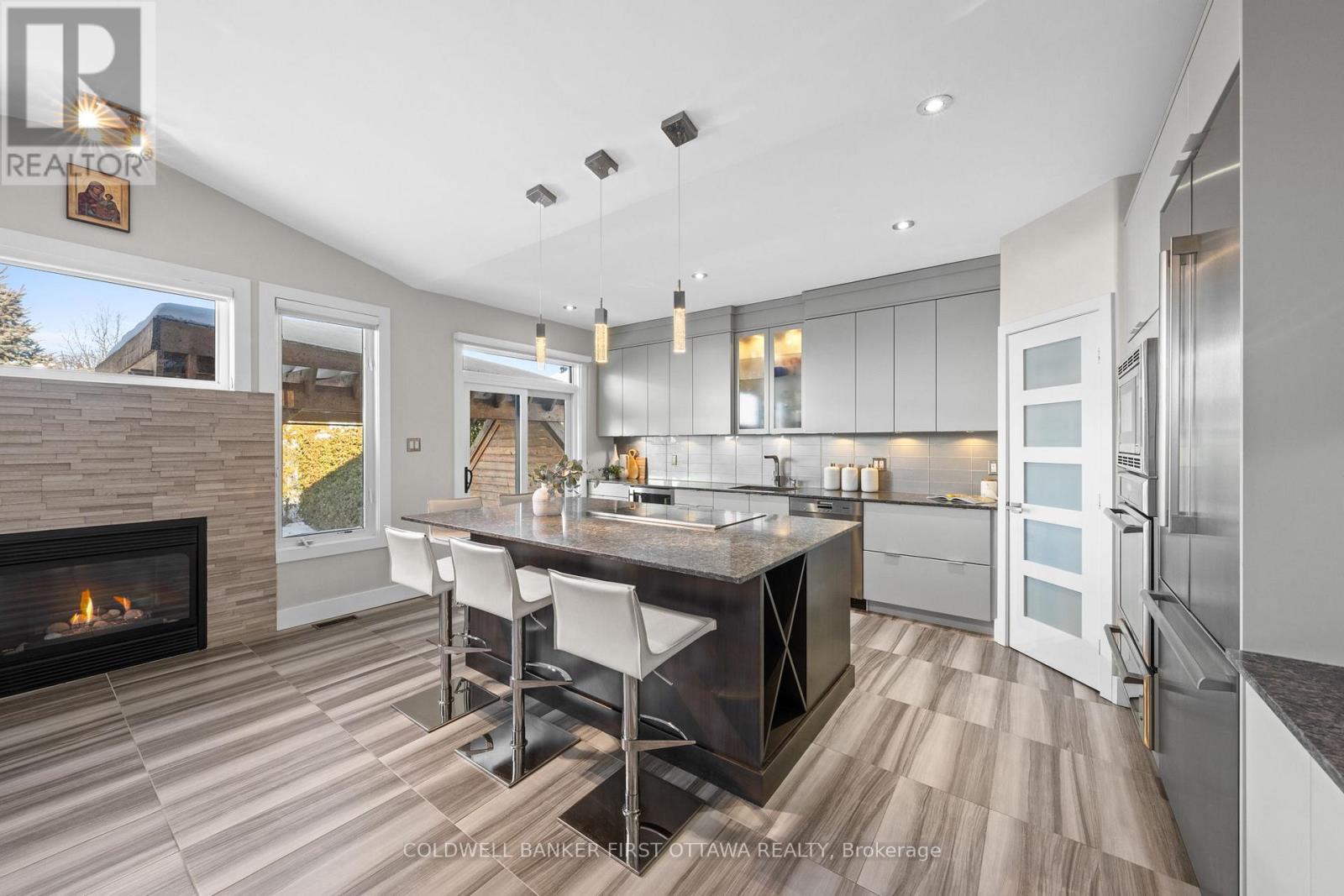 1828 Heatherstone Crescent