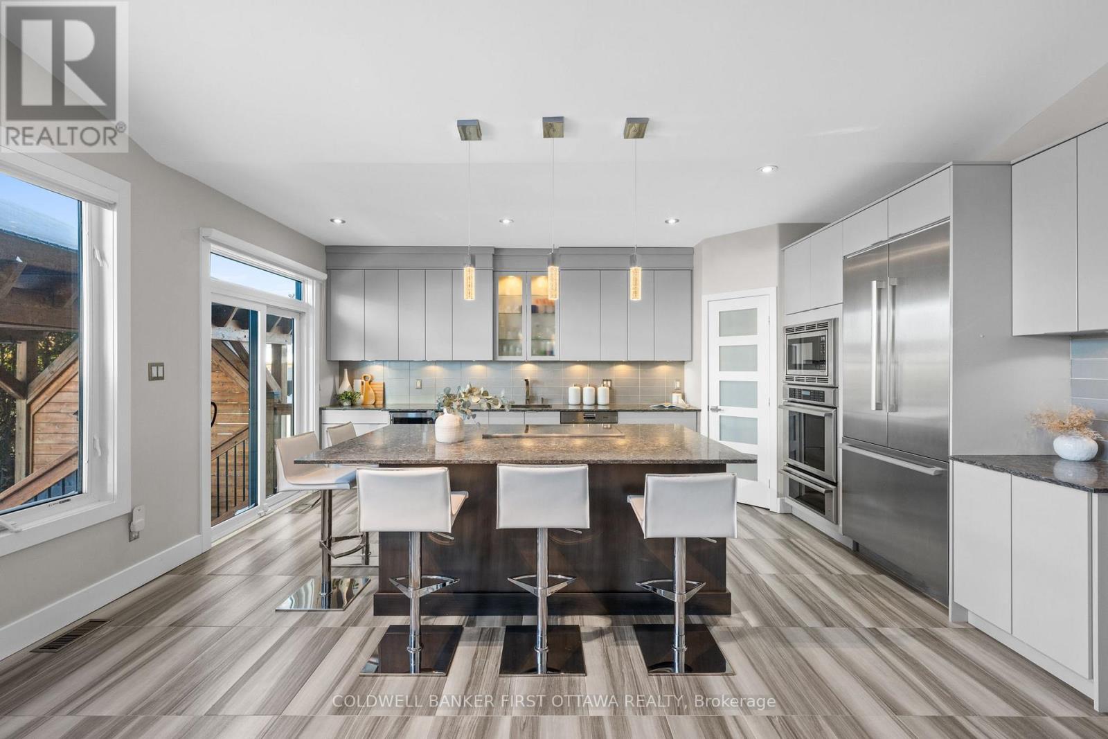 1828 Heatherstone Crescent