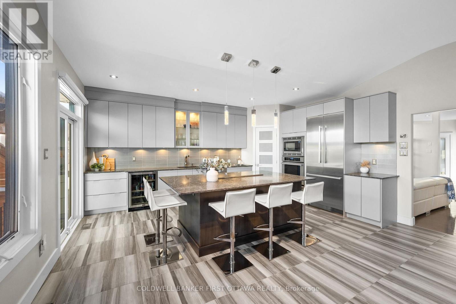 1828 Heatherstone Crescent