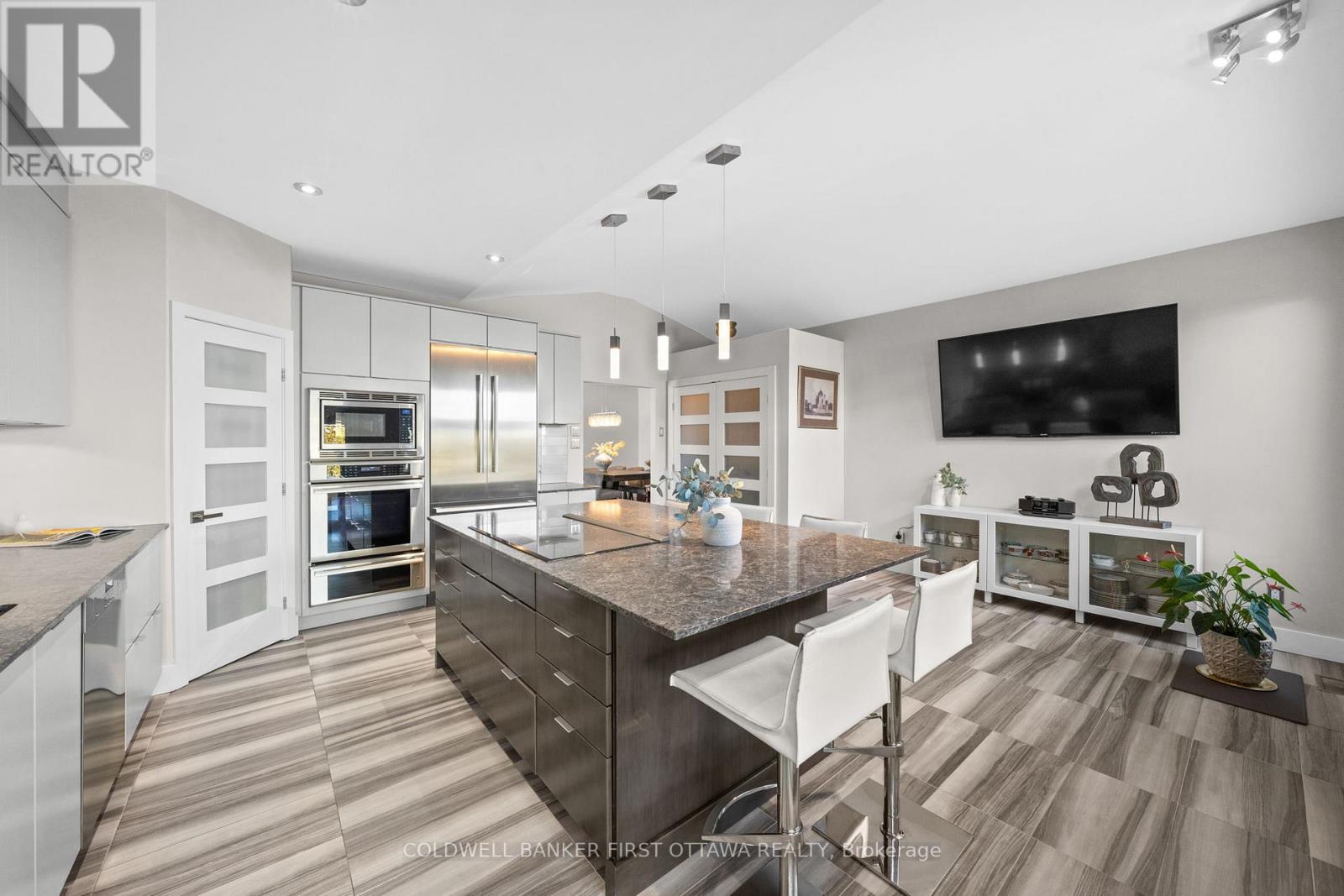 1828 Heatherstone Crescent