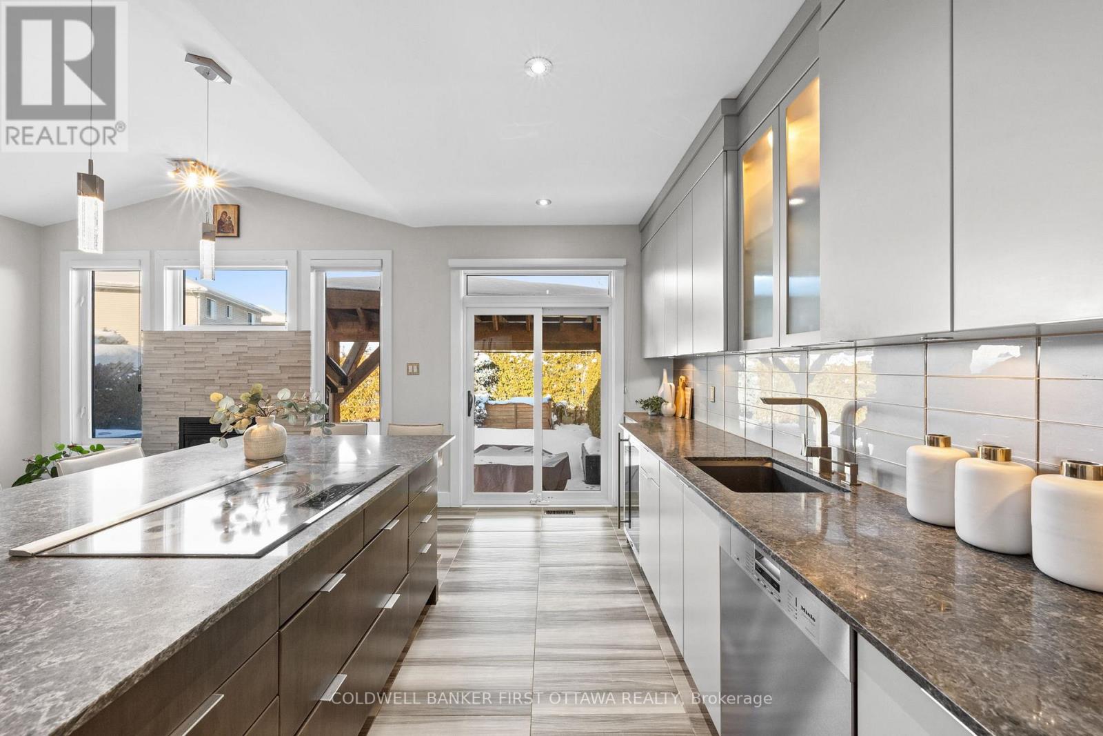 1828 Heatherstone Crescent