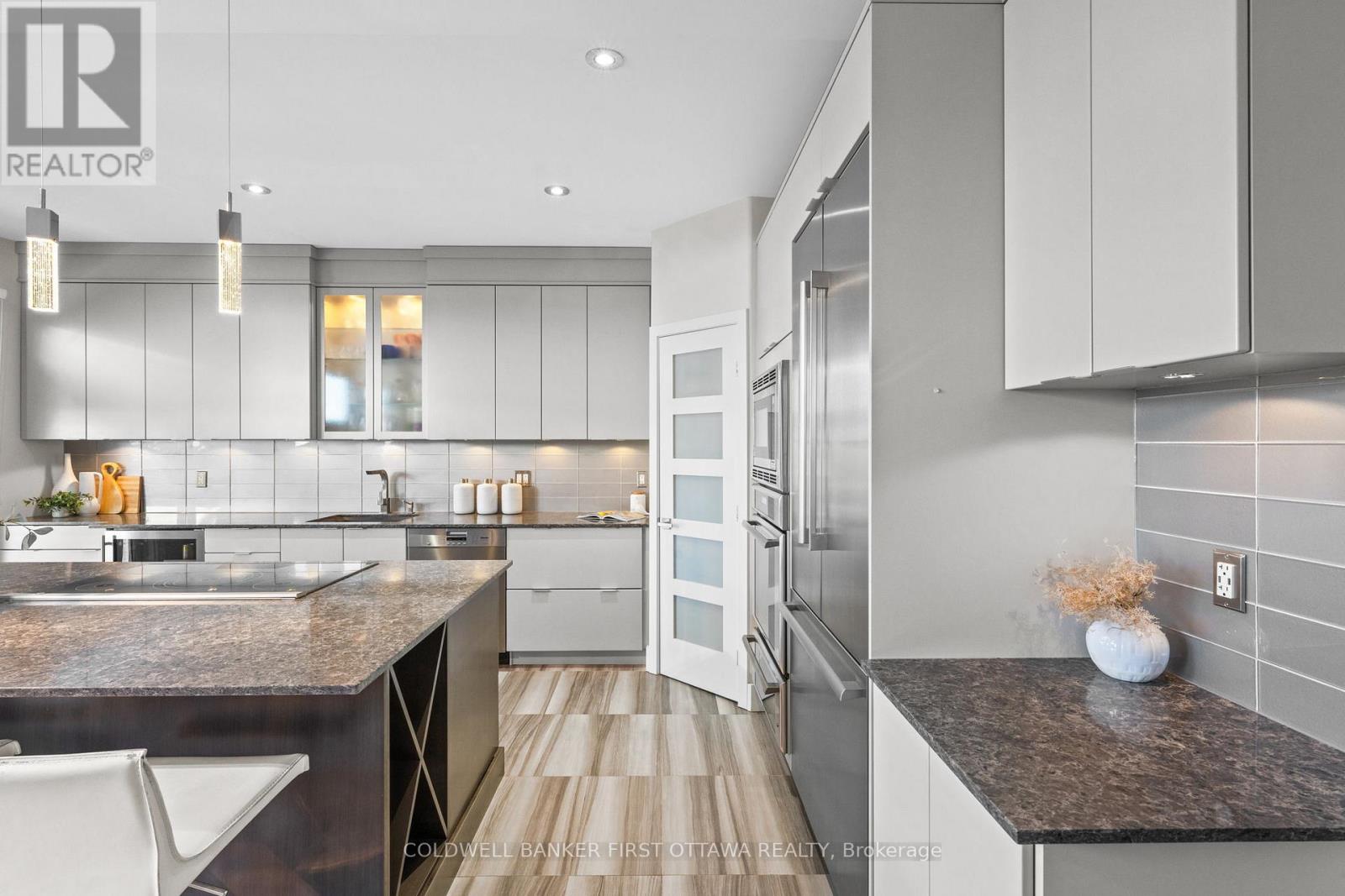 1828 Heatherstone Crescent