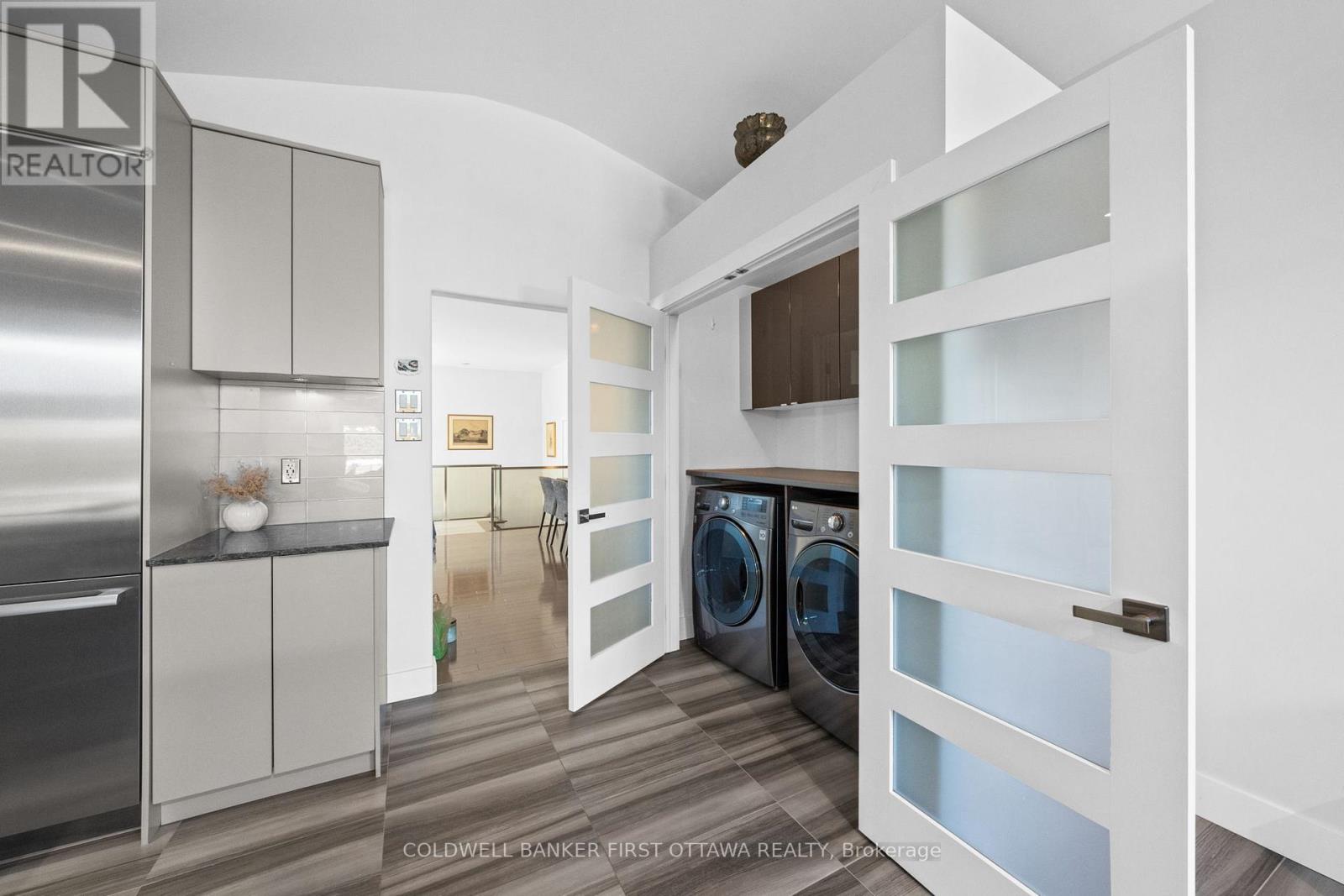 1828 Heatherstone Crescent