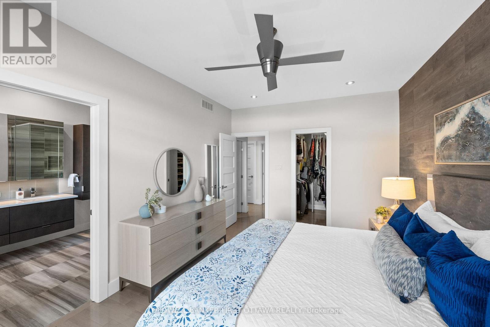 1828 Heatherstone Crescent