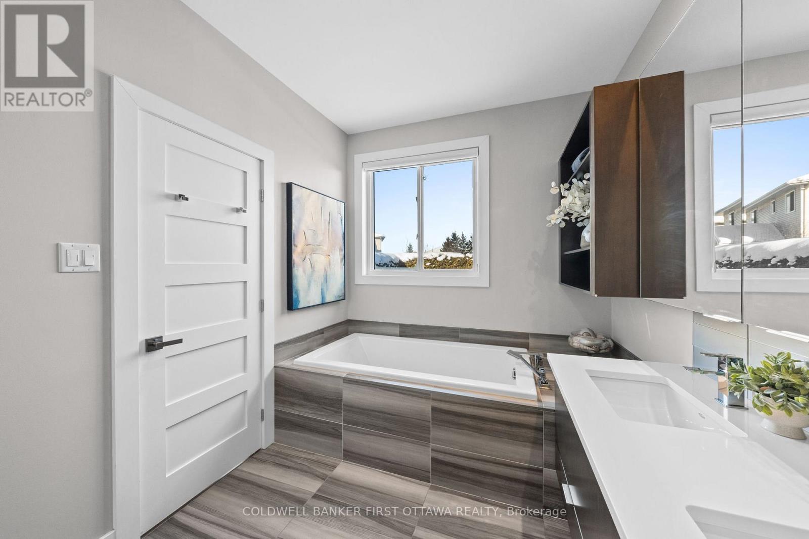 1828 Heatherstone Crescent