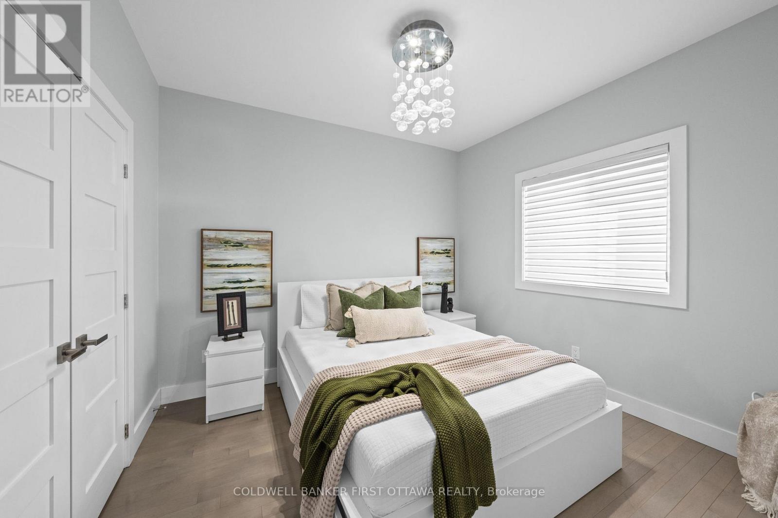 1828 Heatherstone Crescent