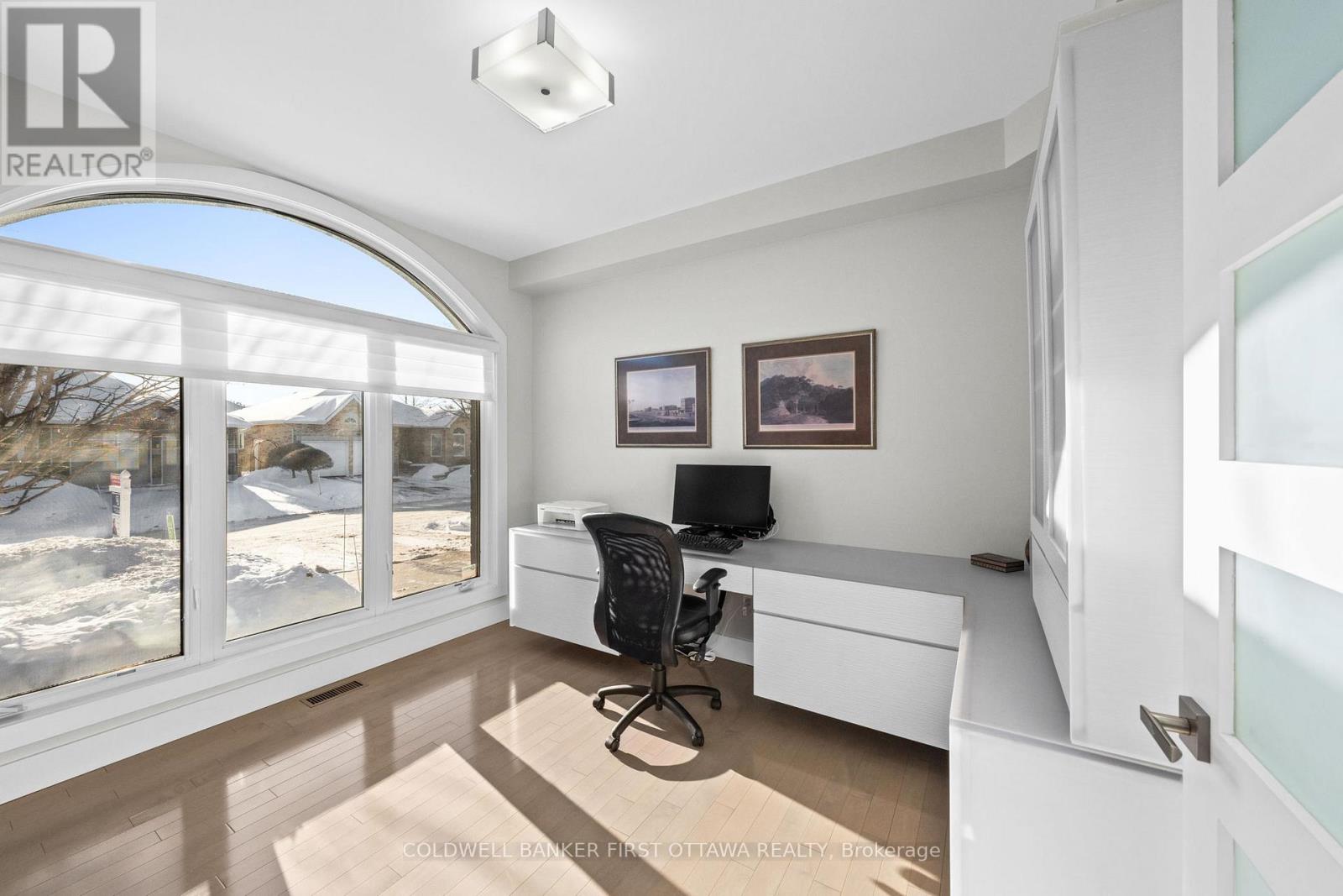 1828 Heatherstone Crescent