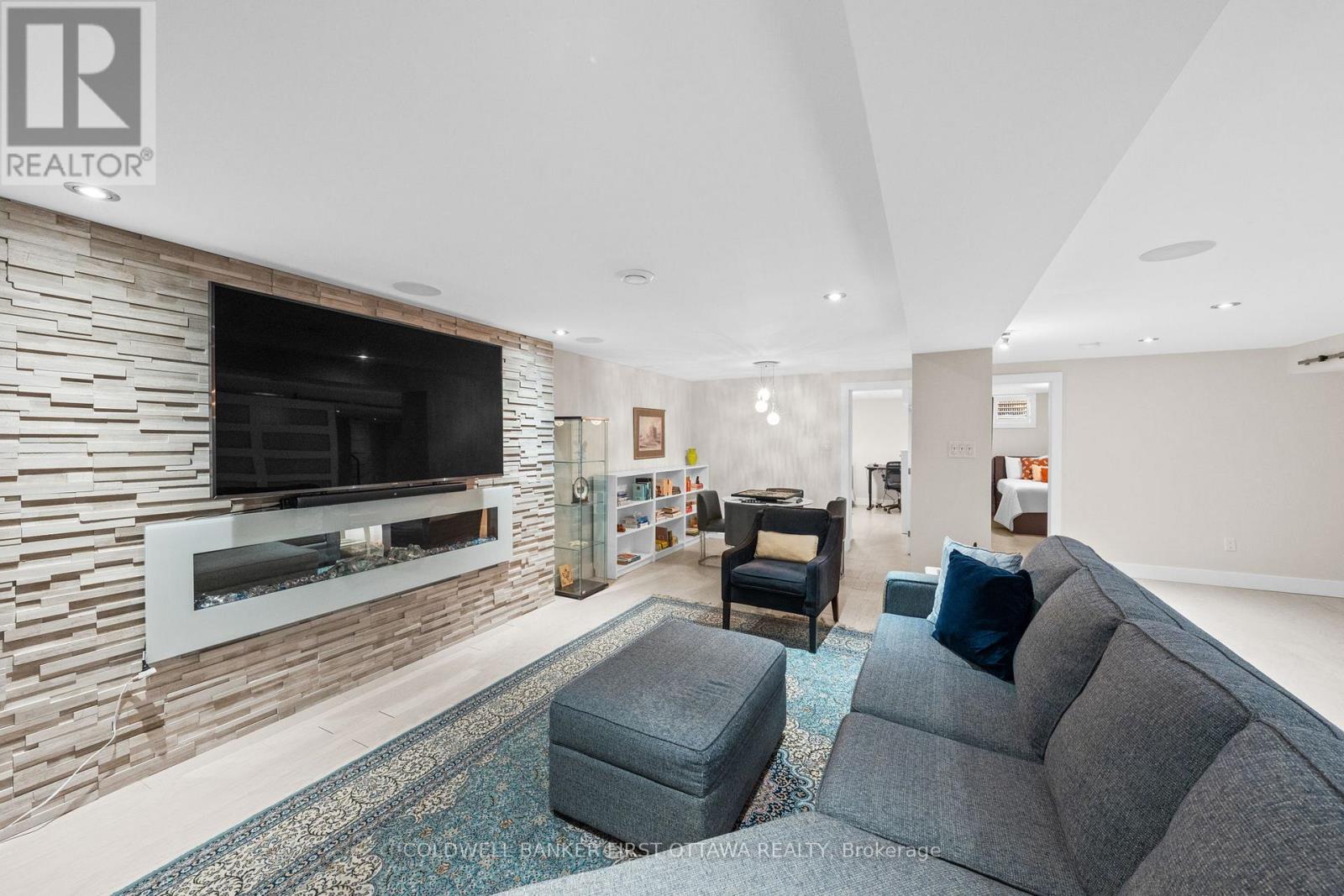 1828 Heatherstone Crescent